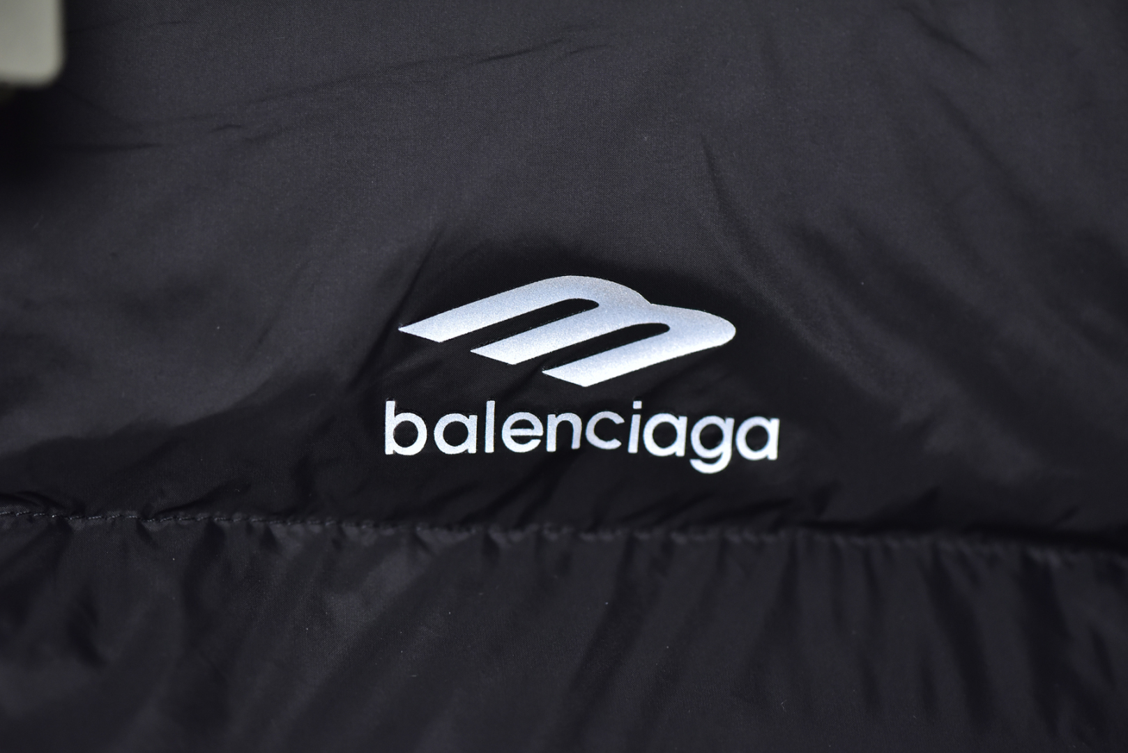 图片[4]-#Balenciaga/巴黎世家 24Fw 3B字母滑雪棉服外套 精选再生100%聚酯纤维纱线制成，主身面料为400T再生尼龙面料，高密尼丝纺防水材质，在经历成品布料染色防水后依然能保持面料的柔软及防水透气性手塞棉，具有很好的蓬松度，全套辅料独立开发，满满的高级观感，简单而不简约，宽松版型遮肉显瘦不挑人 尺码：46 48 50 52-选品中心