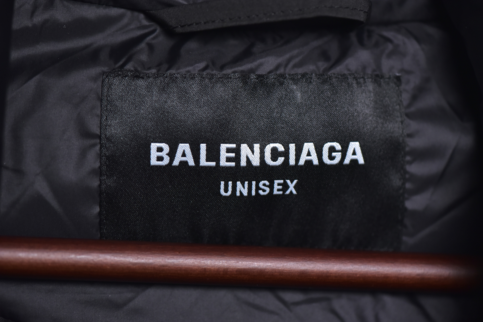 图片[5]-#Balenciaga/巴黎世家 24Fw 3B字母滑雪棉服外套 精选再生100%聚酯纤维纱线制成，主身面料为400T再生尼龙面料，高密尼丝纺防水材质，在经历成品布料染色防水后依然能保持面料的柔软及防水透气性手塞棉，具有很好的蓬松度，全套辅料独立开发，满满的高级观感，简单而不简约，宽松版型遮肉显瘦不挑人 尺码：46 48 50 52-选品中心