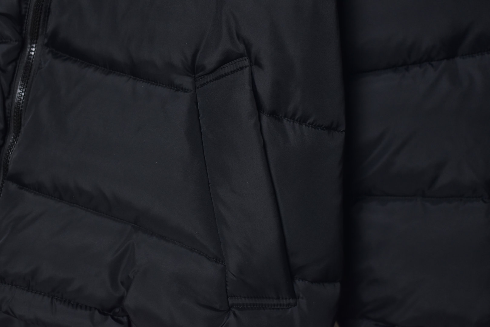 图片[3]-#Balenciaga/巴黎世家 24Fw 3B字母双面穿棉服外套-背面 精选再生100%聚酯纤维纱线制成，主身面料为400T再生尼龙面料，高密尼丝纺防水材质，在经历成品布料染色防水后依然能保持面料的柔软及防水透气性手塞棉，具有很好的蓬松度，全套辅料独立开发，满满的高级观感，简单而不简约，宽松版型遮肉显瘦不挑人 尺码：46 48 50 52-选品中心