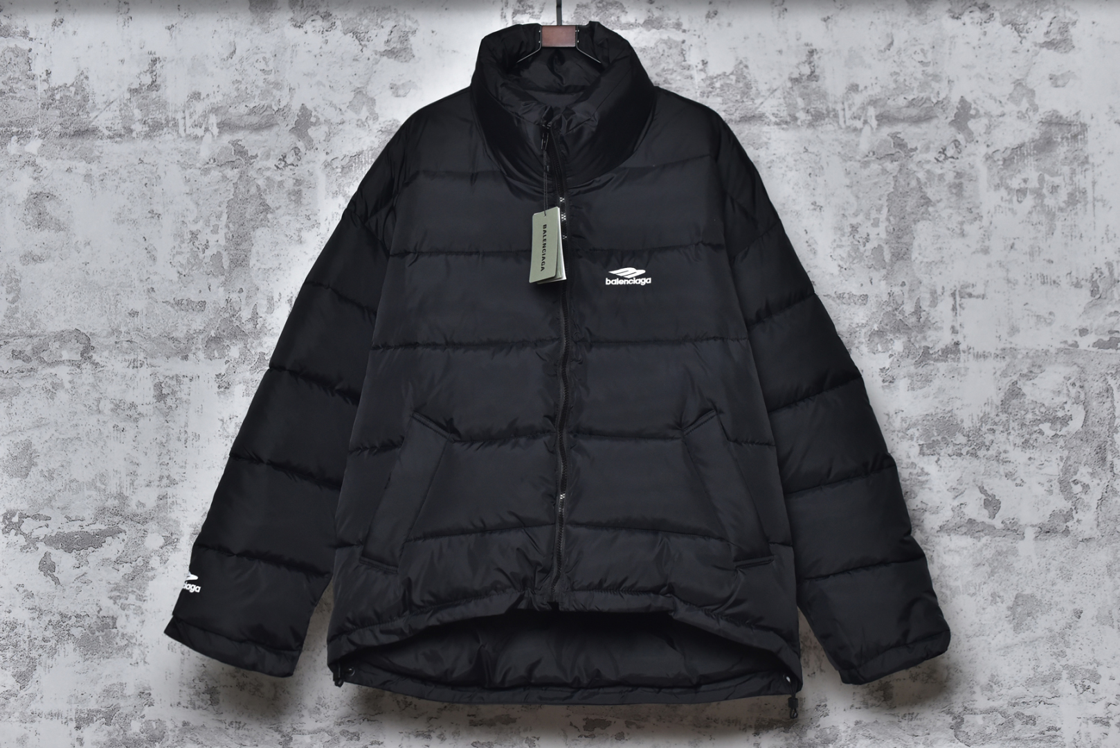#Balenciaga/巴黎世家 24Fw 3B字母双面穿棉服外套-背面 精选再生100%聚酯纤维纱线制成，主身面料为400T再生尼龙面料，高密尼丝纺防水材质，在经历成品布料染色防水后依然能保持面料的柔软及防水透气性手塞棉，具有很好的蓬松度，全套辅料独立开发，满满的高级观感，简单而不简约，宽松版型遮肉显瘦不挑人 尺码：46 48 50 52-选品中心