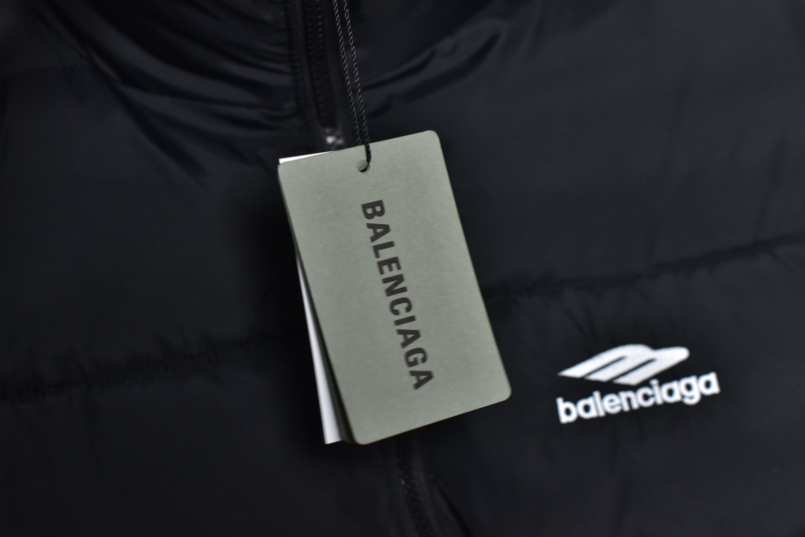 图片[4]-#Balenciaga/巴黎世家 24Fw 3B字母双面穿棉服外套-背面 精选再生100%聚酯纤维纱线制成，主身面料为400T再生尼龙面料，高密尼丝纺防水材质，在经历成品布料染色防水后依然能保持面料的柔软及防水透气性手塞棉，具有很好的蓬松度，全套辅料独立开发，满满的高级观感，简单而不简约，宽松版型遮肉显瘦不挑人 尺码：46 48 50 52-选品中心