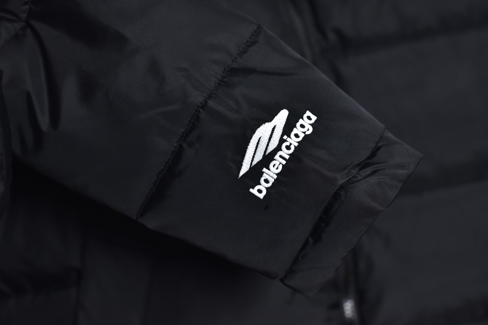 图片[5]-#Balenciaga/巴黎世家 24Fw 3B字母双面穿棉服外套-背面 精选再生100%聚酯纤维纱线制成，主身面料为400T再生尼龙面料，高密尼丝纺防水材质，在经历成品布料染色防水后依然能保持面料的柔软及防水透气性手塞棉，具有很好的蓬松度，全套辅料独立开发，满满的高级观感，简单而不简约，宽松版型遮肉显瘦不挑人 尺码：46 48 50 52-选品中心