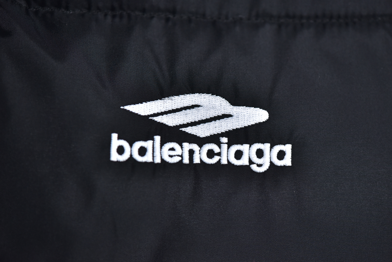 图片[6]-#Balenciaga/巴黎世家 24Fw 3B字母双面穿棉服外套-背面 精选再生100%聚酯纤维纱线制成，主身面料为400T再生尼龙面料，高密尼丝纺防水材质，在经历成品布料染色防水后依然能保持面料的柔软及防水透气性手塞棉，具有很好的蓬松度，全套辅料独立开发，满满的高级观感，简单而不简约，宽松版型遮肉显瘦不挑人 尺码：46 48 50 52-选品中心
