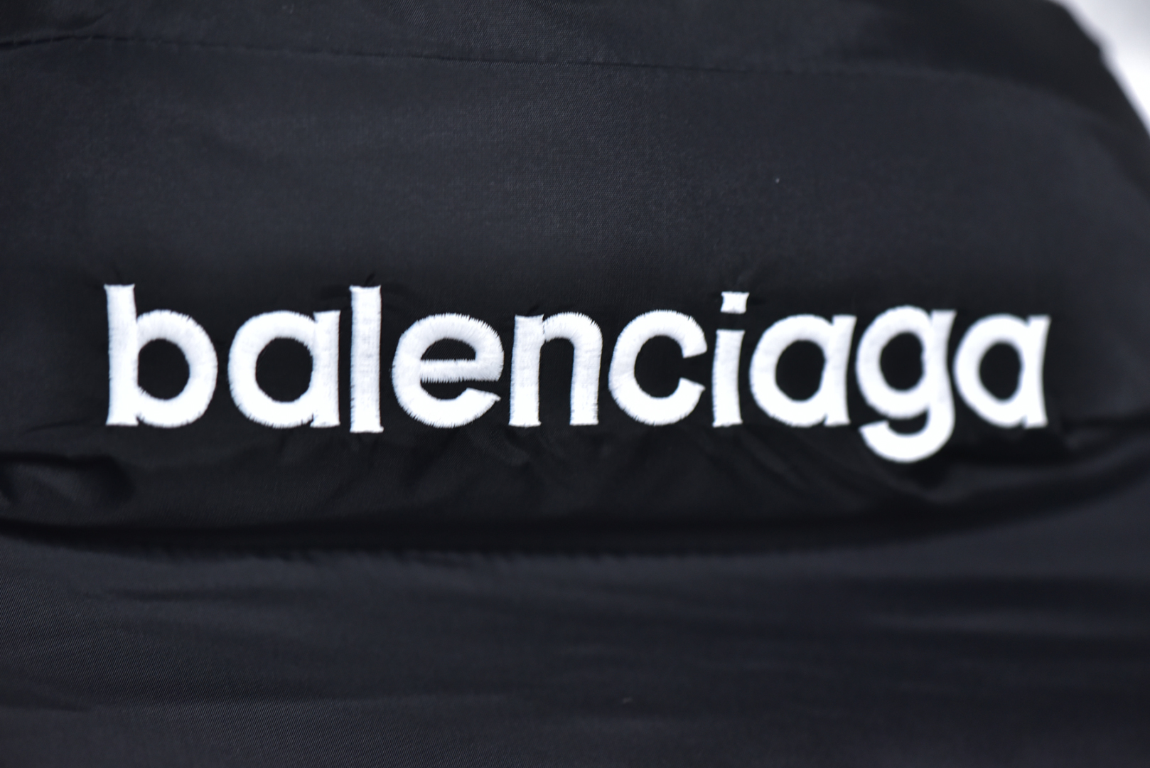 图片[9]-#Balenciaga/巴黎世家 24Fw 3B字母双面穿棉服外套-背面 精选再生100%聚酯纤维纱线制成，主身面料为400T再生尼龙面料，高密尼丝纺防水材质，在经历成品布料染色防水后依然能保持面料的柔软及防水透气性手塞棉，具有很好的蓬松度，全套辅料独立开发，满满的高级观感，简单而不简约，宽松版型遮肉显瘦不挑人 尺码：46 48 50 52-选品中心
