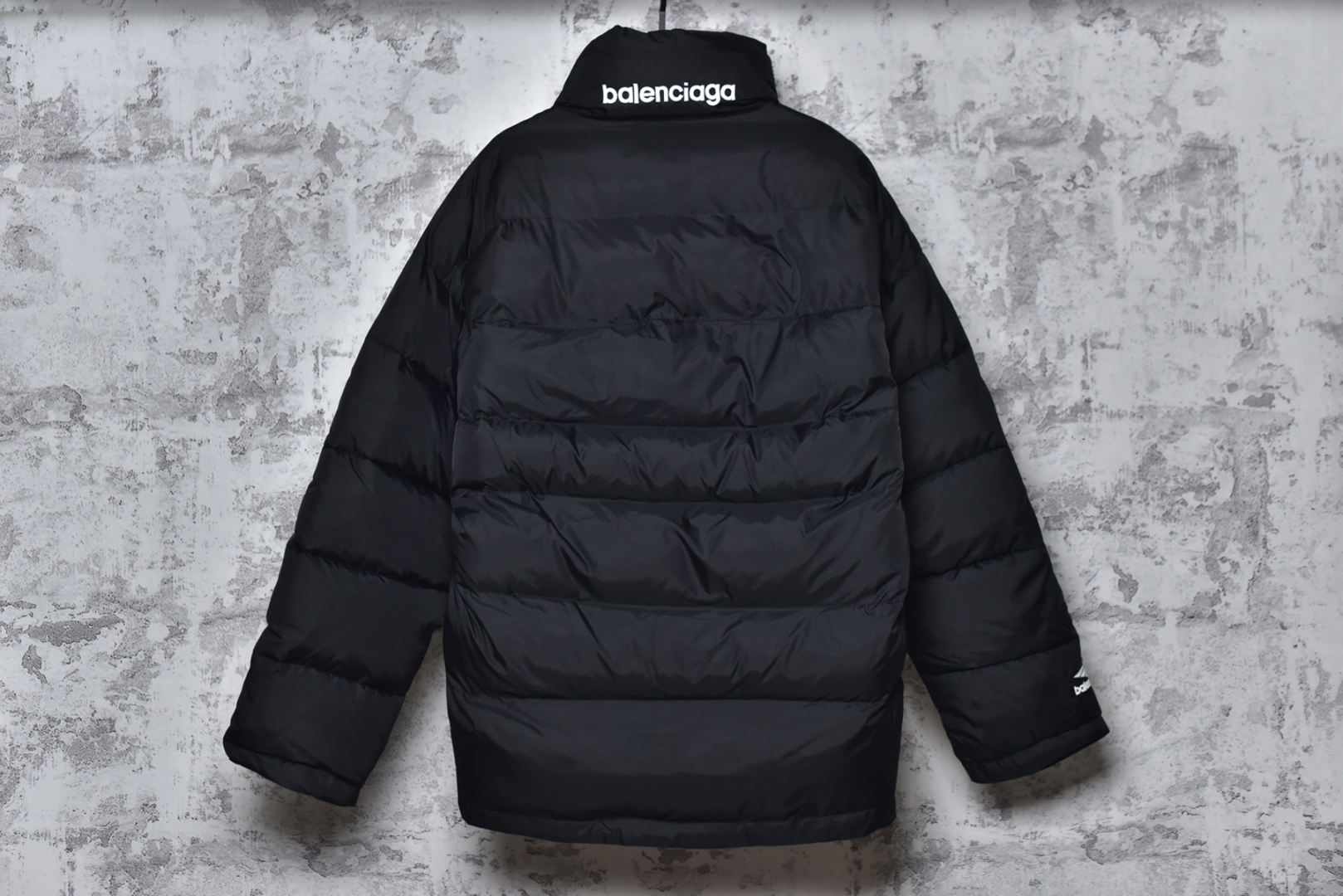 图片[2]-#Balenciaga/巴黎世家 24Fw 3B字母双面穿棉服外套-背面 精选再生100%聚酯纤维纱线制成，主身面料为400T再生尼龙面料，高密尼丝纺防水材质，在经历成品布料染色防水后依然能保持面料的柔软及防水透气性手塞棉，具有很好的蓬松度，全套辅料独立开发，满满的高级观感，简单而不简约，宽松版型遮肉显瘦不挑人 尺码：46 48 50 52-选品中心