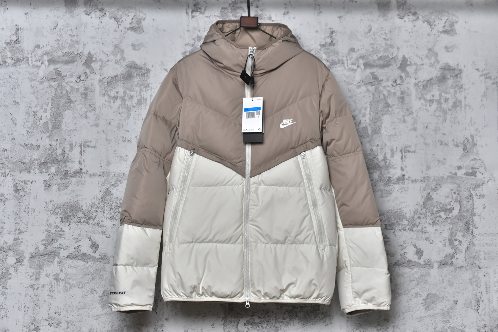 #NK/耐克 24Fw 风行者系列小勾连帽羽绒服 面材采用30D棉感防水防冻，轻盈保暖设计，无惧寒冷天气，Storm-FIT 技术，让你在不良天气中也能保持舒适，内里填充白鸭绒可有效锁住热量，同时有助减轻滞重感，Windrunner 设计细节带来传统外观，在降温时营造理想保暖效果，这件在服装发展史上富有意义的跑步夹克依然如当年一样，有着令人兴奋的特质，延续经典的26度V字形、出色透气性和气候适应性设计 尺码：M-XXL-选品中心