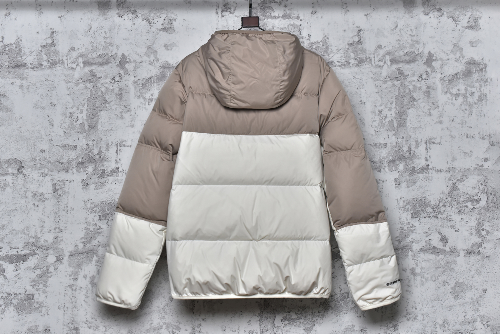 图片[2]-#NK/耐克 24Fw 风行者系列小勾连帽羽绒服 面材采用30D棉感防水防冻，轻盈保暖设计，无惧寒冷天气，Storm-FIT 技术，让你在不良天气中也能保持舒适，内里填充白鸭绒可有效锁住热量，同时有助减轻滞重感，Windrunner 设计细节带来传统外观，在降温时营造理想保暖效果，这件在服装发展史上富有意义的跑步夹克依然如当年一样，有着令人兴奋的特质，延续经典的26度V字形、出色透气性和气候适应性设计 尺码：M-XXL-选品中心