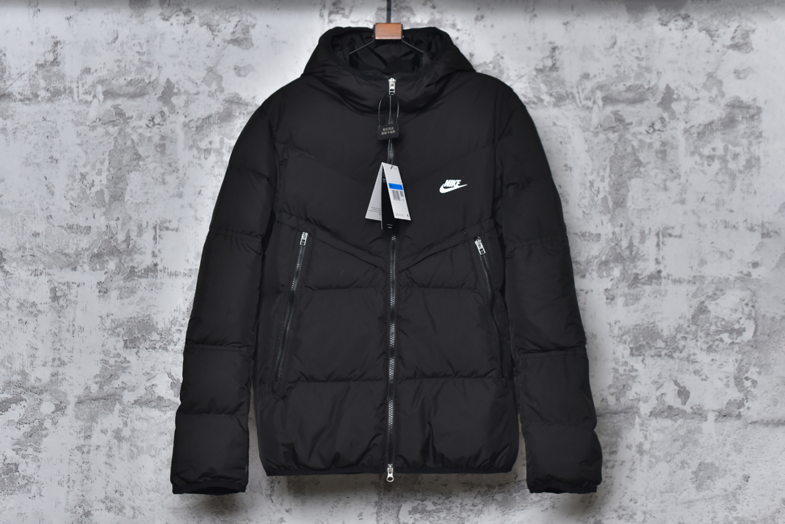 #NK/耐克 24Fw 风行者系列小勾连帽羽绒服 面材采用30D棉感防水防冻，轻盈保暖设计，无惧寒冷天气，Storm-FIT 技术，让你在不良天气中也能保持舒适，内里填充白鸭绒可有效锁住热量，同时有助减轻滞重感，Windrunner 设计细节带来传统外观，在降温时营造理想保暖效果，这件在服装发展史上富有意义的跑步夹克依然如当年一样，有着令人兴奋的特质，延续经典的26度V字形、出色透气性和气候适应性设计 尺码：M-XXL-选品中心