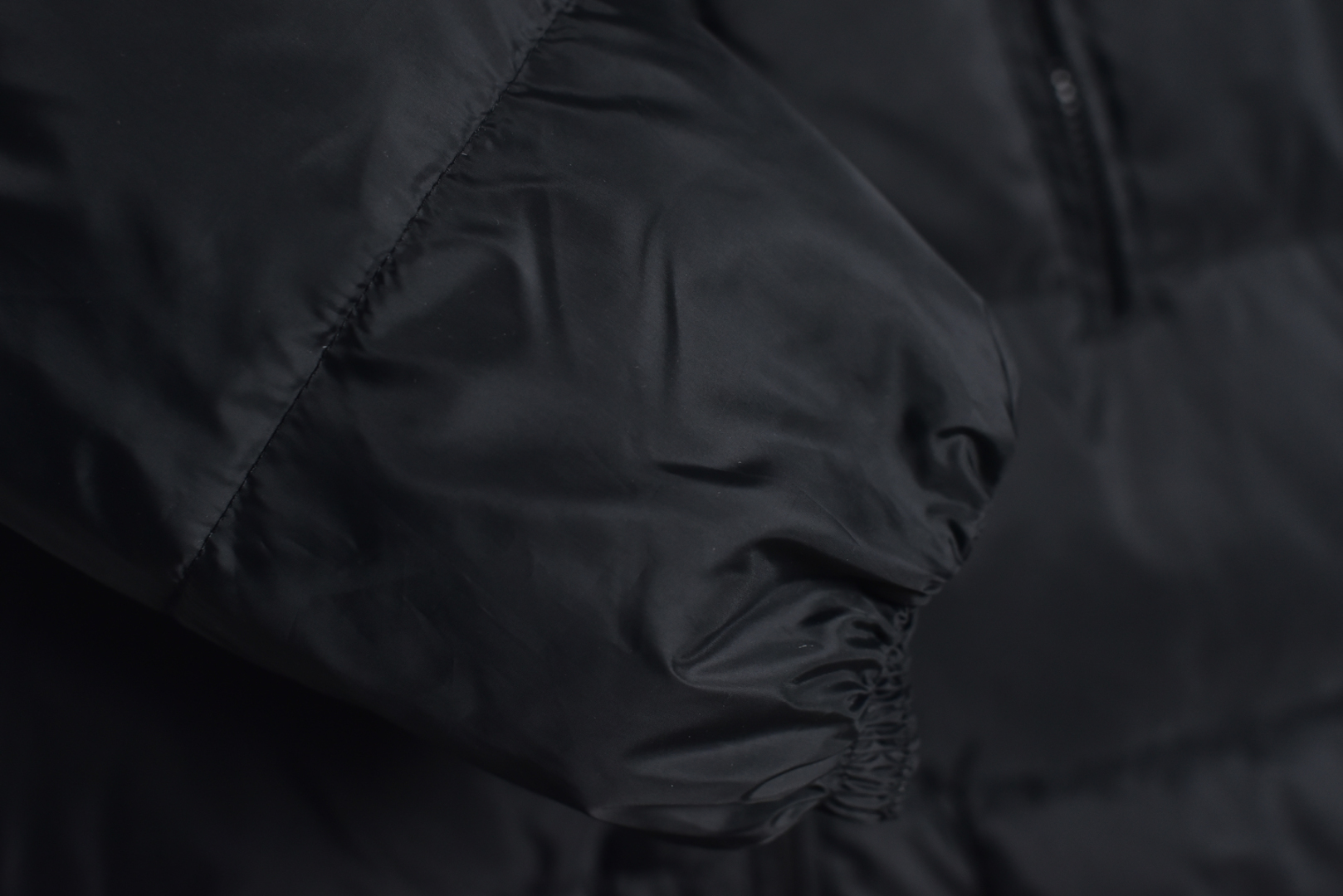 图片[4]-#Moncler/蒙口 24Fw Bosona大标中长款连帽羽绒服 哑光质地的超轻尼龙防水480T尼龙丝压光面料，后四层400D贴膜涂层胆布，拆解打色同缸号，同密度，满满的高级观感，简单而不简约，无论是面料材质上还是整体轮廓，都兼备时尚造型感和良好的御寒功效，并带来舒适的穿着体验与感受，能凹造型又保暖，立体饱满，高实用度，内里填充白鸭绒，均件填充含量为500克，男女同款，定制辅料三标，原版拆解订做，一比一定制的小标，领标，水洗，吊牌，五金等等，上下双开门襟拉链，内里经典双联水洗标，口袋多联水洗标，带芯片可扫官网 尺码：1 2 3 4 5-选品中心