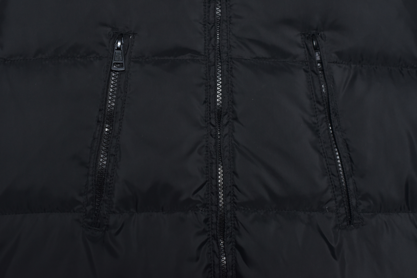图片[3]-#Moncler/蒙口 24Fw Bosona大标中长款连帽羽绒服 哑光质地的超轻尼龙防水480T尼龙丝压光面料，后四层400D贴膜涂层胆布，拆解打色同缸号，同密度，满满的高级观感，简单而不简约，无论是面料材质上还是整体轮廓，都兼备时尚造型感和良好的御寒功效，并带来舒适的穿着体验与感受，能凹造型又保暖，立体饱满，高实用度，内里填充白鸭绒，均件填充含量为500克，男女同款，定制辅料三标，原版拆解订做，一比一定制的小标，领标，水洗，吊牌，五金等等，上下双开门襟拉链，内里经典双联水洗标，口袋多联水洗标，带芯片可扫官网 尺码：1 2 3 4 5-选品中心