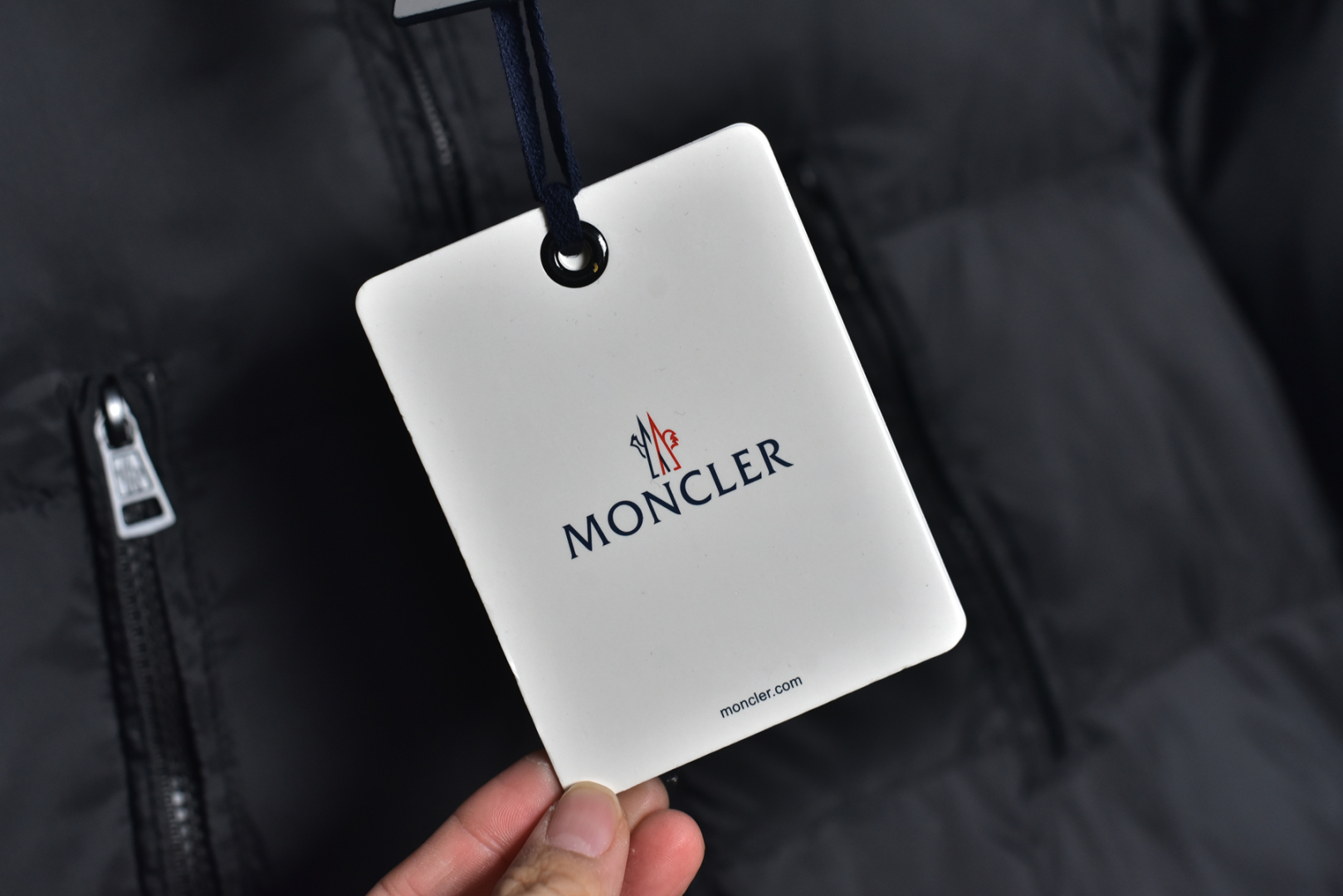 图片[5]-#Moncler/蒙口 24Fw Bosona大标中长款连帽羽绒服 哑光质地的超轻尼龙防水480T尼龙丝压光面料，后四层400D贴膜涂层胆布，拆解打色同缸号，同密度，满满的高级观感，简单而不简约，无论是面料材质上还是整体轮廓，都兼备时尚造型感和良好的御寒功效，并带来舒适的穿着体验与感受，能凹造型又保暖，立体饱满，高实用度，内里填充白鸭绒，均件填充含量为500克，男女同款，定制辅料三标，原版拆解订做，一比一定制的小标，领标，水洗，吊牌，五金等等，上下双开门襟拉链，内里经典双联水洗标，口袋多联水洗标，带芯片可扫官网 尺码：1 2 3 4 5-选品中心
