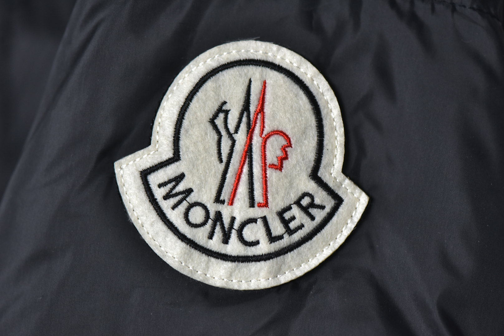 图片[6]-#Moncler/蒙口 24Fw Bosona大标中长款连帽羽绒服 哑光质地的超轻尼龙防水480T尼龙丝压光面料，后四层400D贴膜涂层胆布，拆解打色同缸号，同密度，满满的高级观感，简单而不简约，无论是面料材质上还是整体轮廓，都兼备时尚造型感和良好的御寒功效，并带来舒适的穿着体验与感受，能凹造型又保暖，立体饱满，高实用度，内里填充白鸭绒，均件填充含量为500克，男女同款，定制辅料三标，原版拆解订做，一比一定制的小标，领标，水洗，吊牌，五金等等，上下双开门襟拉链，内里经典双联水洗标，口袋多联水洗标，带芯片可扫官网 尺码：1 2 3 4 5-选品中心