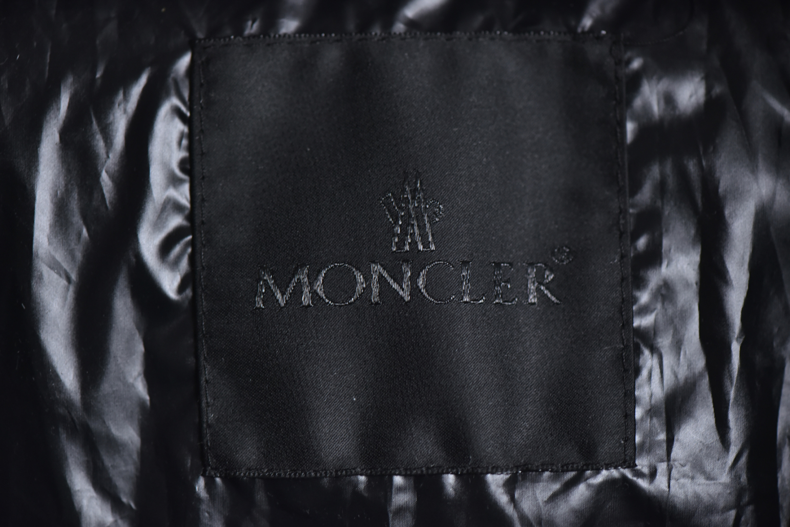 图片[9]-#Moncler/蒙口 24Fw Bosona大标中长款连帽羽绒服 哑光质地的超轻尼龙防水480T尼龙丝压光面料，后四层400D贴膜涂层胆布，拆解打色同缸号，同密度，满满的高级观感，简单而不简约，无论是面料材质上还是整体轮廓，都兼备时尚造型感和良好的御寒功效，并带来舒适的穿着体验与感受，能凹造型又保暖，立体饱满，高实用度，内里填充白鸭绒，均件填充含量为500克，男女同款，定制辅料三标，原版拆解订做，一比一定制的小标，领标，水洗，吊牌，五金等等，上下双开门襟拉链，内里经典双联水洗标，口袋多联水洗标，带芯片可扫官网 尺码：1 2 3 4 5-选品中心