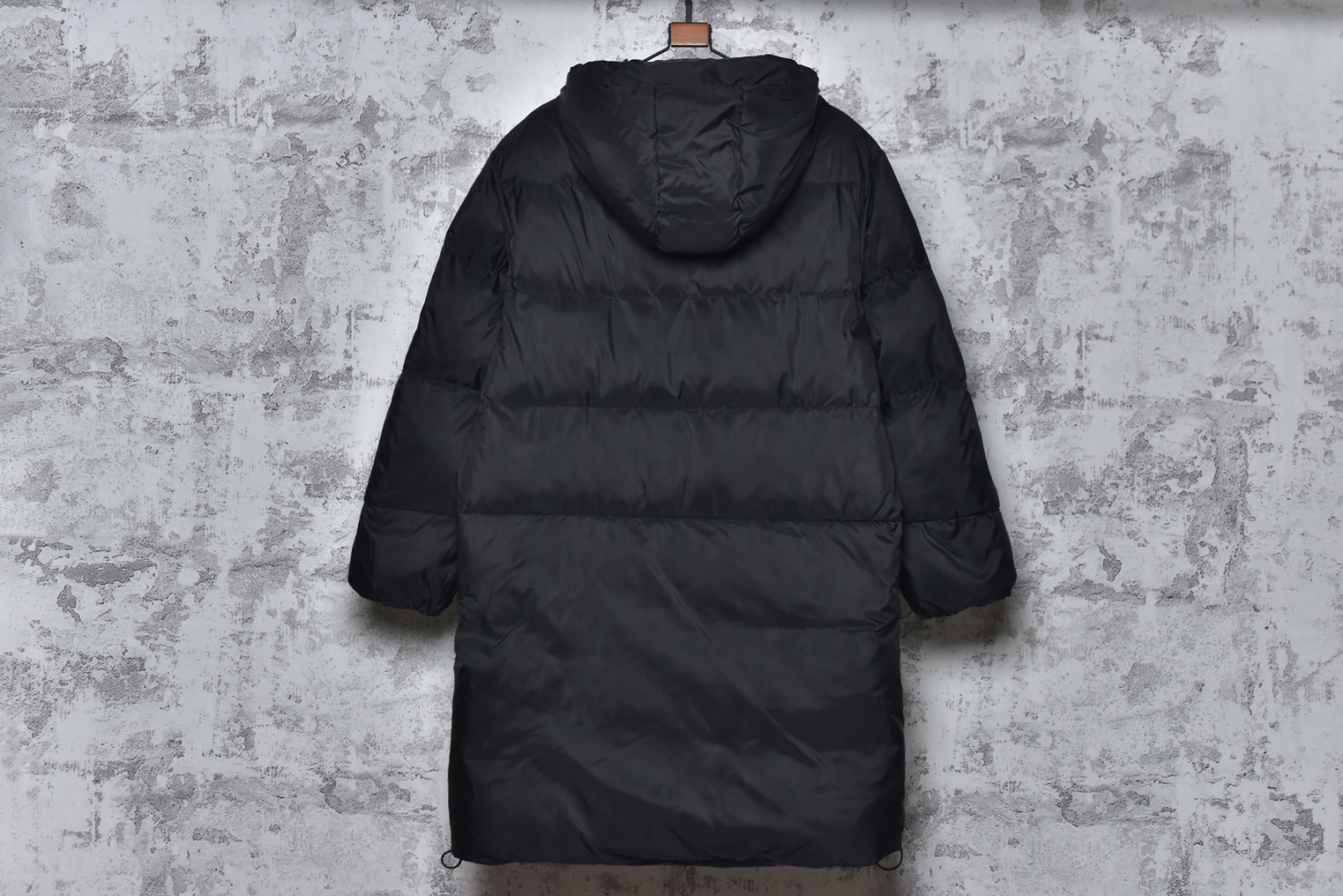 图片[2]-#Moncler/蒙口 24Fw Bosona大标中长款连帽羽绒服 哑光质地的超轻尼龙防水480T尼龙丝压光面料，后四层400D贴膜涂层胆布，拆解打色同缸号，同密度，满满的高级观感，简单而不简约，无论是面料材质上还是整体轮廓，都兼备时尚造型感和良好的御寒功效，并带来舒适的穿着体验与感受，能凹造型又保暖，立体饱满，高实用度，内里填充白鸭绒，均件填充含量为500克，男女同款，定制辅料三标，原版拆解订做，一比一定制的小标，领标，水洗，吊牌，五金等等，上下双开门襟拉链，内里经典双联水洗标，口袋多联水洗标，带芯片可扫官网 尺码：1 2 3 4 5-选品中心