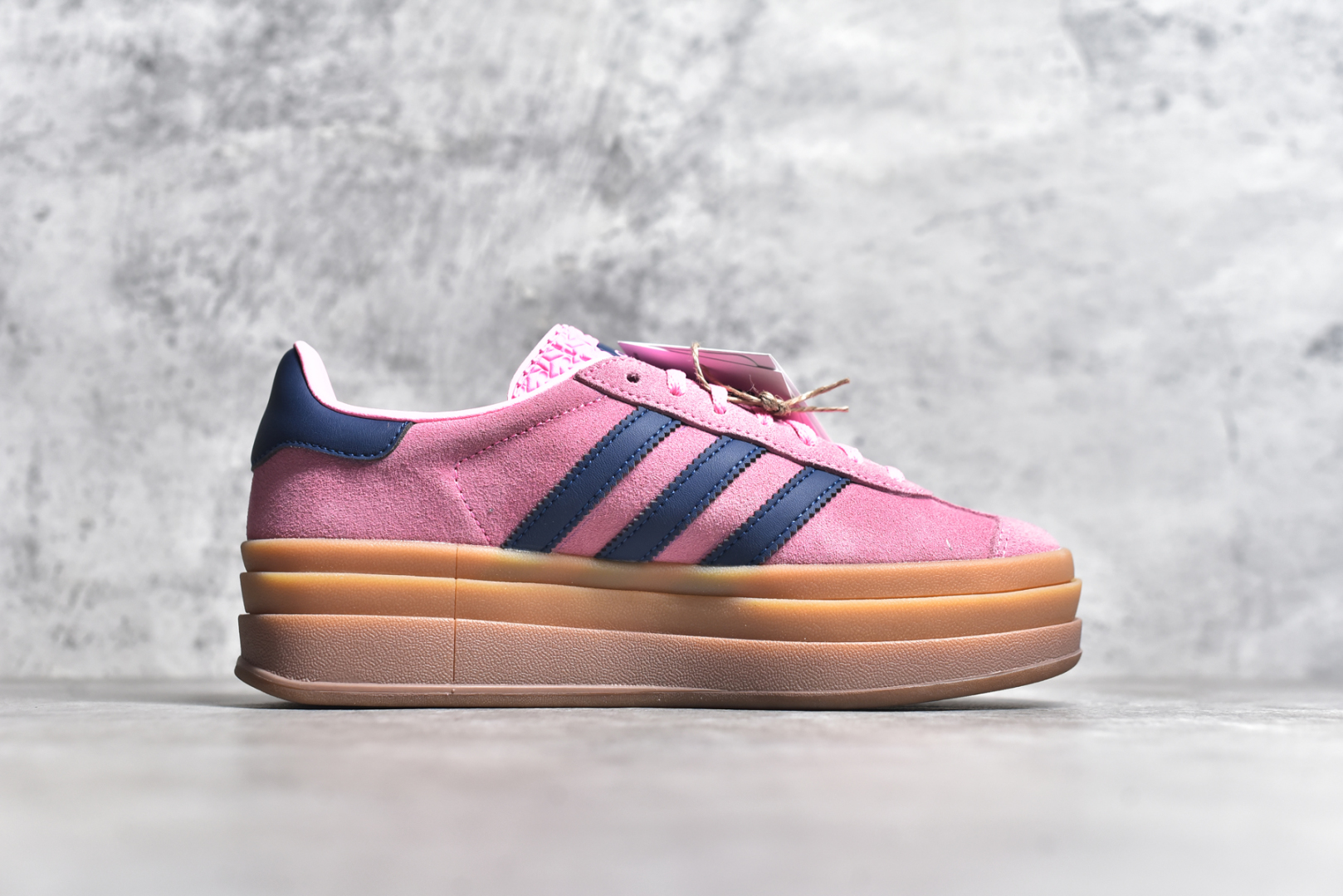 图片[3]-#AD Originals Gazelle Bold W 三叶草厚底休闲防滑耐磨低帮板鞋 鞋头出色设计 塑就出众贴合感稳固的后跟贴合足部曲线设计软弹舒适 不易磨脚橡胶鞋底配合防滑纹路设计 平稳抓地 货号：HO6122 尺码：35.5-40-选品中心