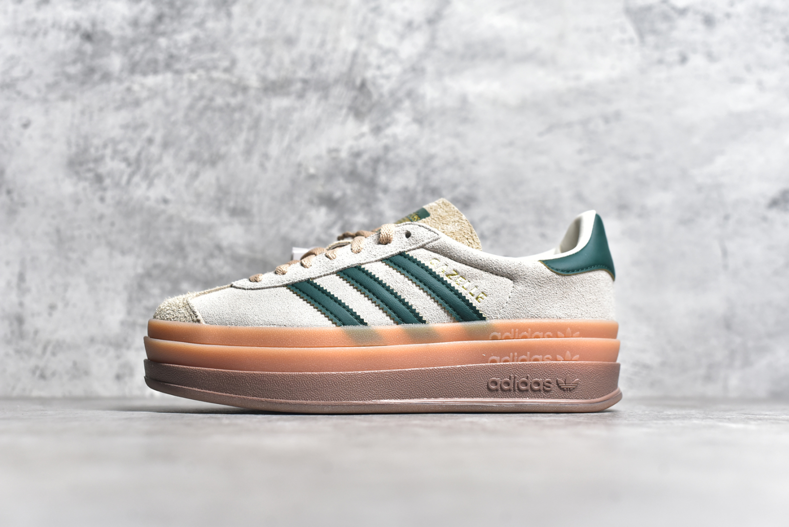 #AD Originals Gazelle Bold W 三叶草厚底休闲防滑耐磨低帮板鞋 鞋头出色设计 塑就出众贴合感稳固的后跟贴合足部曲线设计软弹舒适 不易磨脚橡胶鞋底配合防滑纹路设计 平稳抓地 货号：ID7056 尺码：35.5-40-选品中心