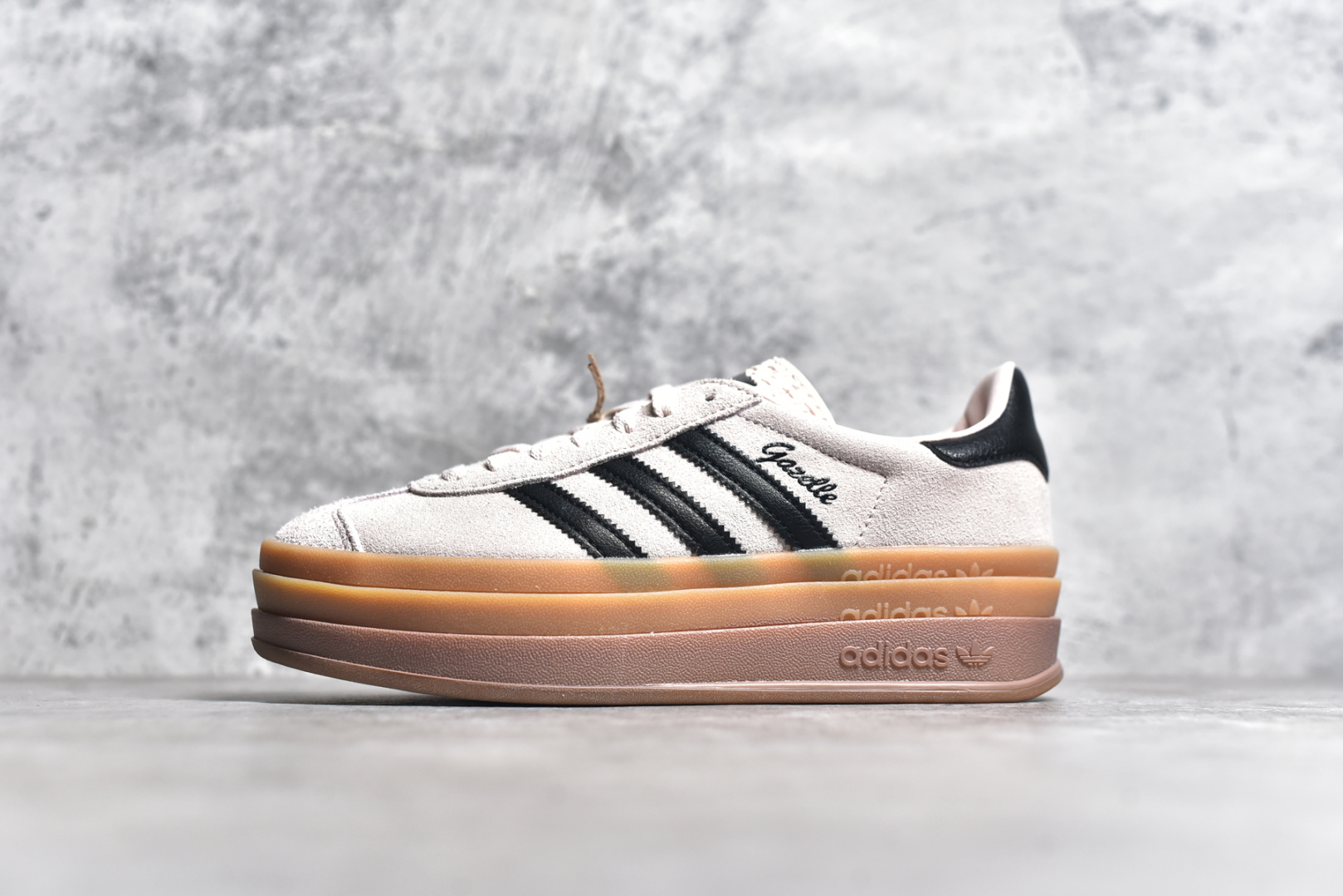 #AD Originals Gazelle Bold W 三叶草厚底休闲防滑耐磨低帮板鞋 鞋头出色设计 塑就出众贴合感稳固的后跟贴合足部曲线设计软弹舒适 不易磨脚橡胶鞋底配合防滑纹路设计 平稳抓地 货号：IE0429 尺码：35.5-40-选品中心