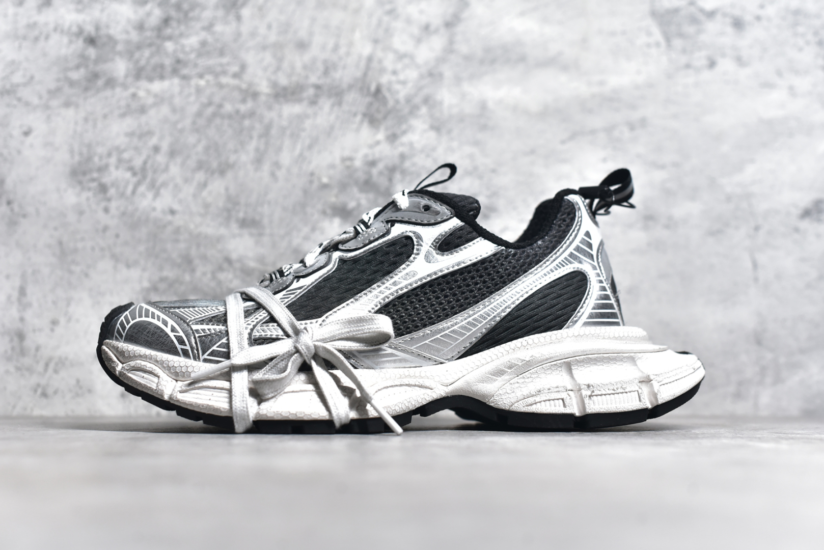 #BALENCIAGA 3XL Sneakers 巴黎世家十代网布系带低帮走秀复古老爹鞋 全套原纸板楦头开发 最原汁原味的灵魂版型 全鞋荧光划线卡点 胶水把控整洁度追求极致完美 每一双都是工艺品 多重QC质检 超越公司货的品控标准 实实在在的免检产品 原盒原配 正确字体电绣 粗细、位置、大小正确 侧边TPU 透气孔匹配意产原版 正确分离大底 TPU软底 原版一致大底LOGO 立体感十足 原厂皮料水洗做旧 采购原厂网纱 不含皮革 网布材料和聚氨酯 磨损效果 鞋头边缘和后帮 Balenciaga 徽标 鞋面和后跟凸印尺码 鞋舌 3XL 橡胶品牌标识和反光细节 鞋帮拉袢和鞋舌拉祥 配反光细节 备用鞋带在鞋履前侧 可在穿着前取下 便于不同造型搭配 偏大一码 尺码：35 36 37 38 39 40 41 42 43 44 45 46-选品中心