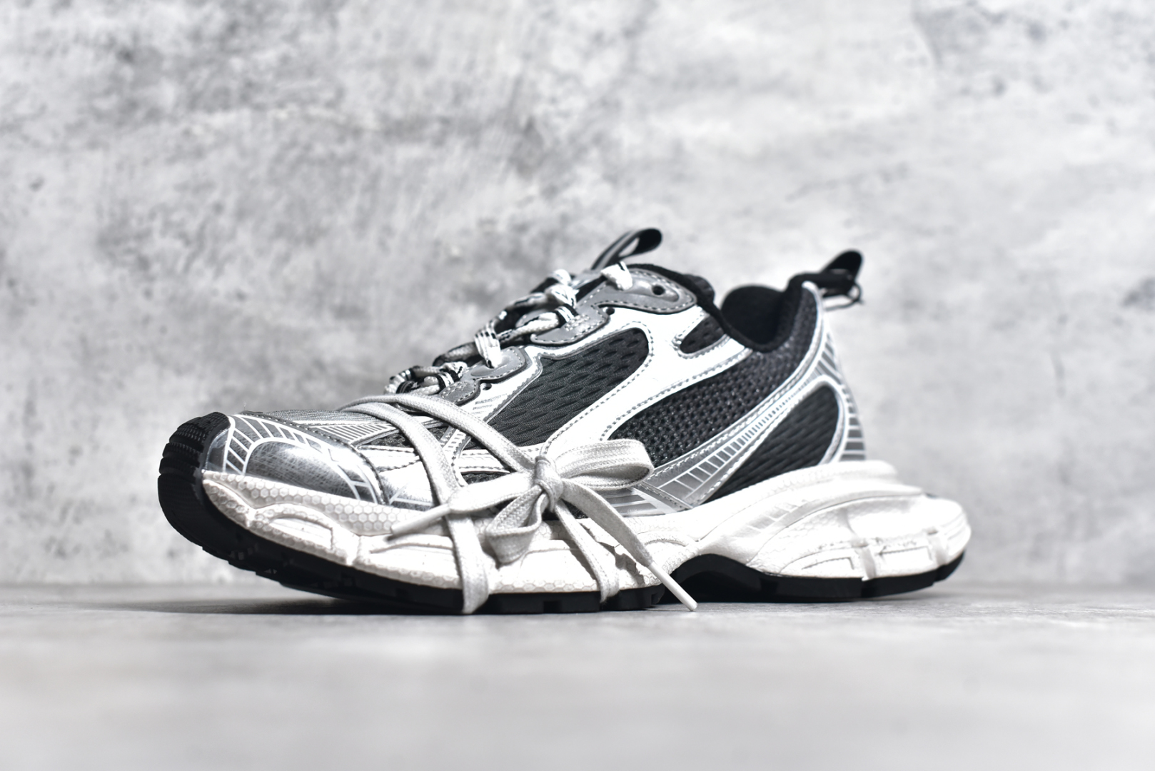 图片[2]-#BALENCIAGA 3XL Sneakers 巴黎世家十代网布系带低帮走秀复古老爹鞋 全套原纸板楦头开发 最原汁原味的灵魂版型 全鞋荧光划线卡点 胶水把控整洁度追求极致完美 每一双都是工艺品 多重QC质检 超越公司货的品控标准 实实在在的免检产品 原盒原配 正确字体电绣 粗细、位置、大小正确 侧边TPU 透气孔匹配意产原版 正确分离大底 TPU软底 原版一致大底LOGO 立体感十足 原厂皮料水洗做旧 采购原厂网纱 不含皮革 网布材料和聚氨酯 磨损效果 鞋头边缘和后帮 Balenciaga 徽标 鞋面和后跟凸印尺码 鞋舌 3XL 橡胶品牌标识和反光细节 鞋帮拉袢和鞋舌拉祥 配反光细节 备用鞋带在鞋履前侧 可在穿着前取下 便于不同造型搭配 偏大一码 尺码：35 36 37 38 39 40 41 42 43 44 45 46-选品中心