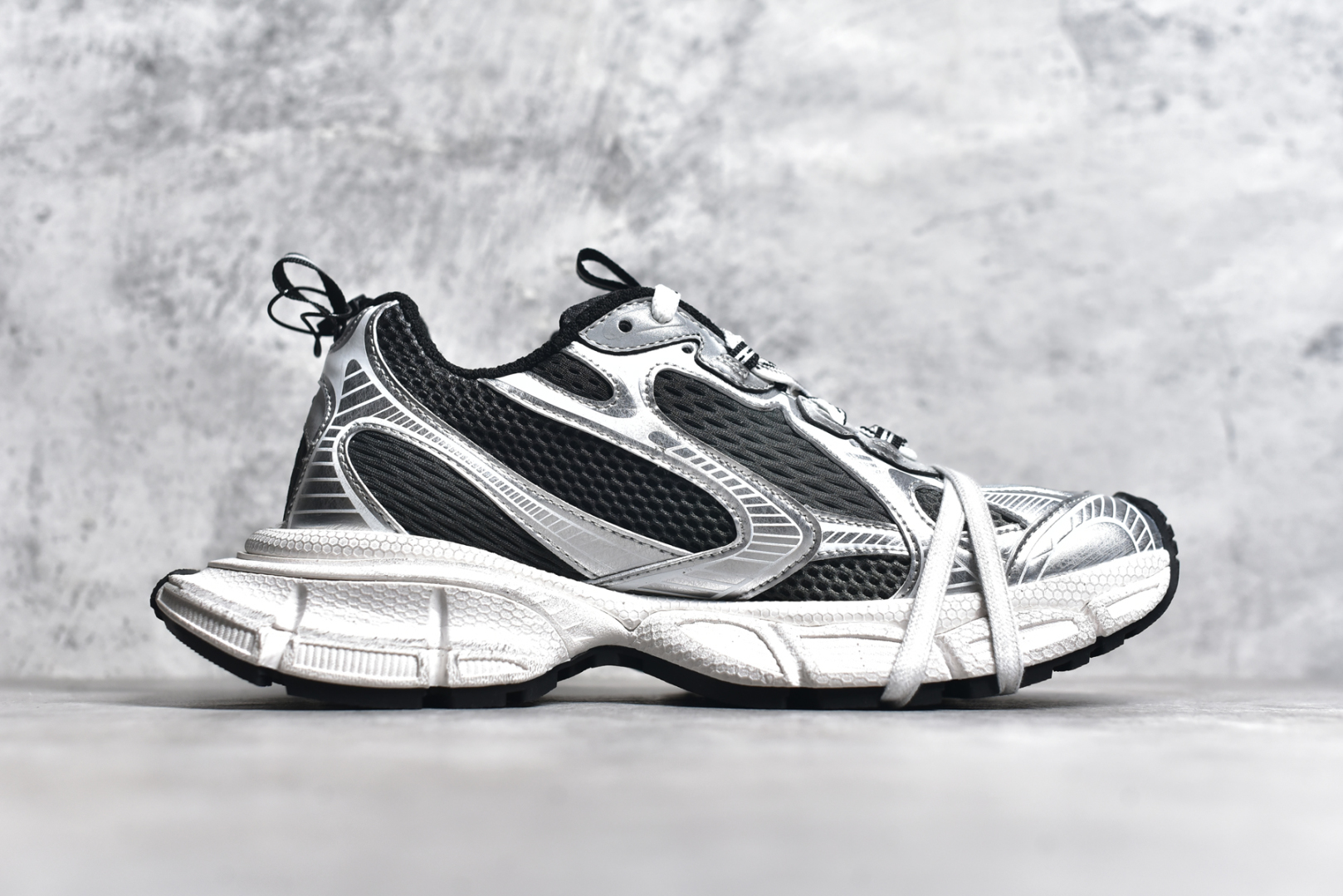 图片[3]-#BALENCIAGA 3XL Sneakers 巴黎世家十代网布系带低帮走秀复古老爹鞋 全套原纸板楦头开发 最原汁原味的灵魂版型 全鞋荧光划线卡点 胶水把控整洁度追求极致完美 每一双都是工艺品 多重QC质检 超越公司货的品控标准 实实在在的免检产品 原盒原配 正确字体电绣 粗细、位置、大小正确 侧边TPU 透气孔匹配意产原版 正确分离大底 TPU软底 原版一致大底LOGO 立体感十足 原厂皮料水洗做旧 采购原厂网纱 不含皮革 网布材料和聚氨酯 磨损效果 鞋头边缘和后帮 Balenciaga 徽标 鞋面和后跟凸印尺码 鞋舌 3XL 橡胶品牌标识和反光细节 鞋帮拉袢和鞋舌拉祥 配反光细节 备用鞋带在鞋履前侧 可在穿着前取下 便于不同造型搭配 偏大一码 尺码：35 36 37 38 39 40 41 42 43 44 45 46-选品中心