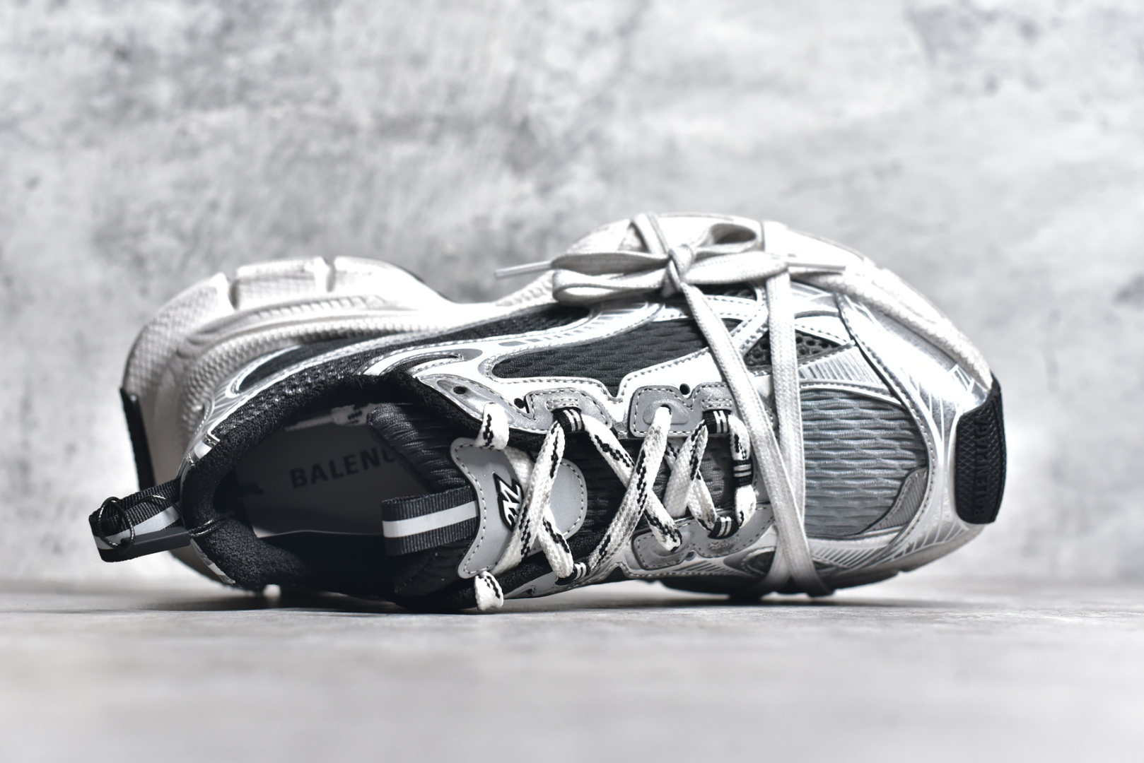 图片[4]-#BALENCIAGA 3XL Sneakers 巴黎世家十代网布系带低帮走秀复古老爹鞋 全套原纸板楦头开发 最原汁原味的灵魂版型 全鞋荧光划线卡点 胶水把控整洁度追求极致完美 每一双都是工艺品 多重QC质检 超越公司货的品控标准 实实在在的免检产品 原盒原配 正确字体电绣 粗细、位置、大小正确 侧边TPU 透气孔匹配意产原版 正确分离大底 TPU软底 原版一致大底LOGO 立体感十足 原厂皮料水洗做旧 采购原厂网纱 不含皮革 网布材料和聚氨酯 磨损效果 鞋头边缘和后帮 Balenciaga 徽标 鞋面和后跟凸印尺码 鞋舌 3XL 橡胶品牌标识和反光细节 鞋帮拉袢和鞋舌拉祥 配反光细节 备用鞋带在鞋履前侧 可在穿着前取下 便于不同造型搭配 偏大一码 尺码：35 36 37 38 39 40 41 42 43 44 45 46-选品中心