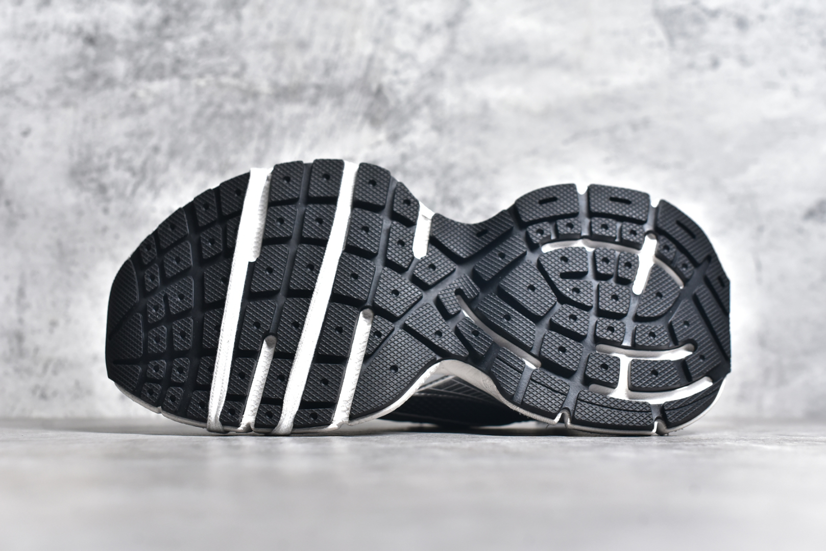 图片[6]-#BALENCIAGA 3XL Sneakers 巴黎世家十代网布系带低帮走秀复古老爹鞋 全套原纸板楦头开发 最原汁原味的灵魂版型 全鞋荧光划线卡点 胶水把控整洁度追求极致完美 每一双都是工艺品 多重QC质检 超越公司货的品控标准 实实在在的免检产品 原盒原配 正确字体电绣 粗细、位置、大小正确 侧边TPU 透气孔匹配意产原版 正确分离大底 TPU软底 原版一致大底LOGO 立体感十足 原厂皮料水洗做旧 采购原厂网纱 不含皮革 网布材料和聚氨酯 磨损效果 鞋头边缘和后帮 Balenciaga 徽标 鞋面和后跟凸印尺码 鞋舌 3XL 橡胶品牌标识和反光细节 鞋帮拉袢和鞋舌拉祥 配反光细节 备用鞋带在鞋履前侧 可在穿着前取下 便于不同造型搭配 偏大一码 尺码：35 36 37 38 39 40 41 42 43 44 45 46-选品中心