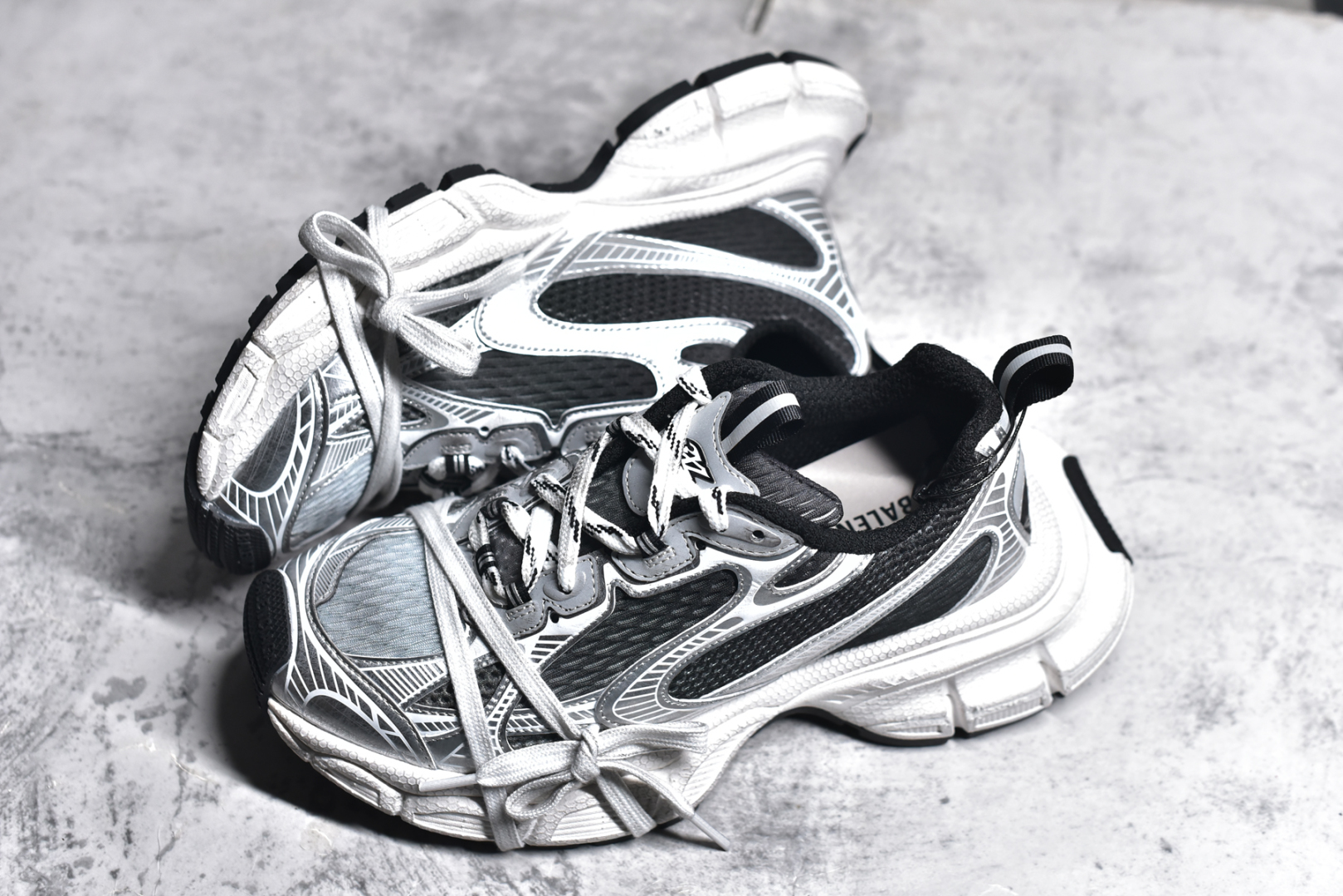 图片[7]-#BALENCIAGA 3XL Sneakers 巴黎世家十代网布系带低帮走秀复古老爹鞋 全套原纸板楦头开发 最原汁原味的灵魂版型 全鞋荧光划线卡点 胶水把控整洁度追求极致完美 每一双都是工艺品 多重QC质检 超越公司货的品控标准 实实在在的免检产品 原盒原配 正确字体电绣 粗细、位置、大小正确 侧边TPU 透气孔匹配意产原版 正确分离大底 TPU软底 原版一致大底LOGO 立体感十足 原厂皮料水洗做旧 采购原厂网纱 不含皮革 网布材料和聚氨酯 磨损效果 鞋头边缘和后帮 Balenciaga 徽标 鞋面和后跟凸印尺码 鞋舌 3XL 橡胶品牌标识和反光细节 鞋帮拉袢和鞋舌拉祥 配反光细节 备用鞋带在鞋履前侧 可在穿着前取下 便于不同造型搭配 偏大一码 尺码：35 36 37 38 39 40 41 42 43 44 45 46-选品中心