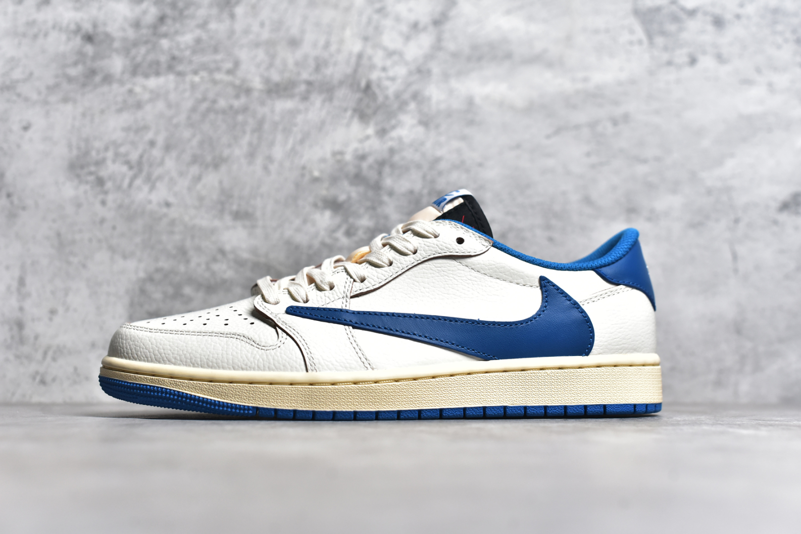 #Fragment x Travis Scott x Air Jordan 1 Low 藤原浩三方联名2.0 莞产大厂出品 市场首发 高品质尝鲜！ #原档高精度后跟鬼脸logo电绣效果 #原楦原纸板 铸造原味鞋型 #蜡化二次加工鞋带 无限还原细节 #织唛标细节修改、目前唯一正确鞋垫 #中底 背胶 皮料 清洁度 各方面细节秒杀， 原装配件 极限还原 尺码：35.5 36 36.5 37 38 38.5 39 40 40.5 41 42 42.5 43 44 44.5 45 45.5 46 47.5 48.5-选品中心