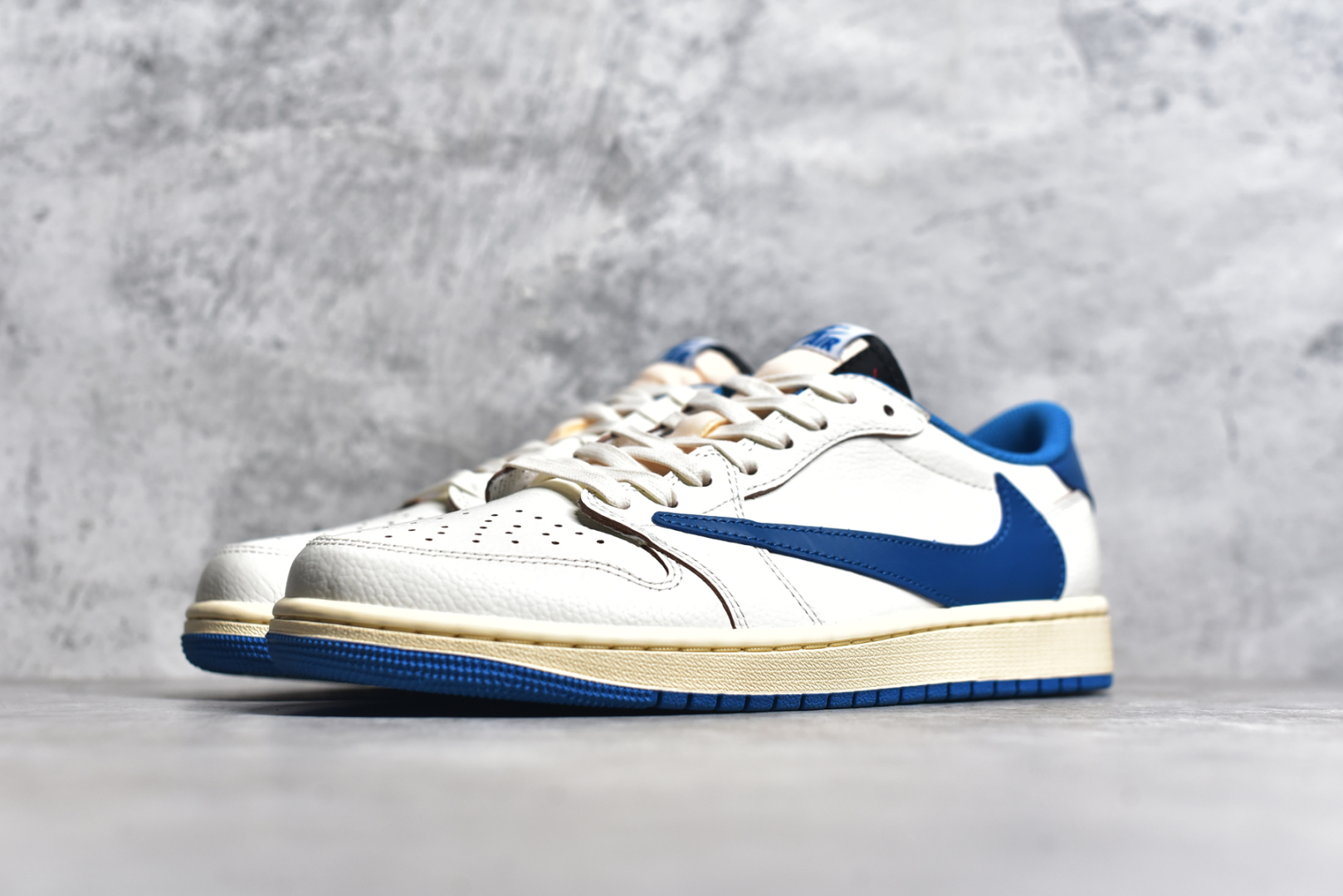 图片[2]-#Fragment x Travis Scott x Air Jordan 1 Low 藤原浩三方联名2.0 莞产大厂出品 市场首发 高品质尝鲜！ #原档高精度后跟鬼脸logo电绣效果 #原楦原纸板 铸造原味鞋型 #蜡化二次加工鞋带 无限还原细节 #织唛标细节修改、目前唯一正确鞋垫 #中底 背胶 皮料 清洁度 各方面细节秒杀， 原装配件 极限还原 尺码：35.5 36 36.5 37 38 38.5 39 40 40.5 41 42 42.5 43 44 44.5 45 45.5 46 47.5 48.5-选品中心