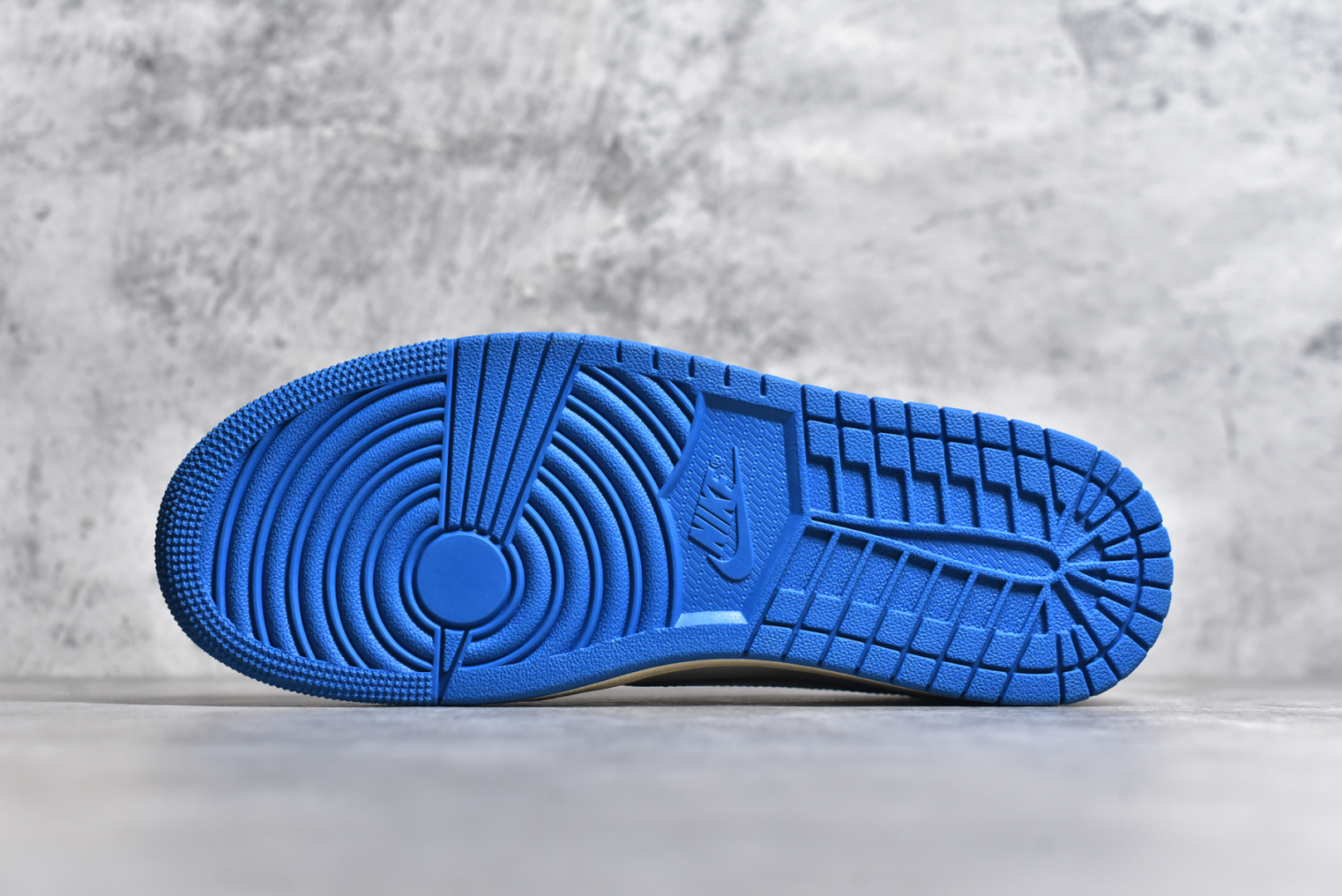 图片[6]-#Fragment x Travis Scott x Air Jordan 1 Low 藤原浩三方联名2.0 莞产大厂出品 市场首发 高品质尝鲜！ #原档高精度后跟鬼脸logo电绣效果 #原楦原纸板 铸造原味鞋型 #蜡化二次加工鞋带 无限还原细节 #织唛标细节修改、目前唯一正确鞋垫 #中底 背胶 皮料 清洁度 各方面细节秒杀， 原装配件 极限还原 尺码：35.5 36 36.5 37 38 38.5 39 40 40.5 41 42 42.5 43 44 44.5 45 45.5 46 47.5 48.5-选品中心