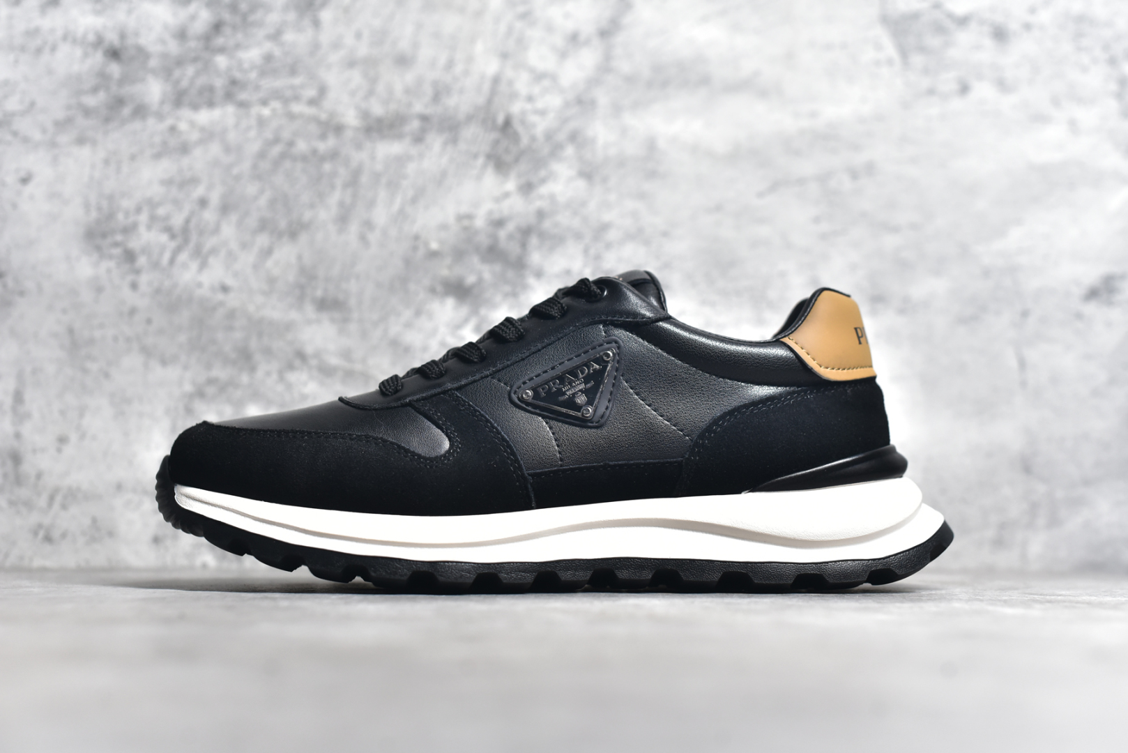 #意大利高奢品牌·普拉达Prada Cloudbust Thunder Low Sneakers 老爹百搭休闲运动男鞋系列 #广东大厂品质 专柜同步 新款Prada Cloudbust Thunder运动鞋设计以雕塑感设计重新演绎PRADA男士风格，搭配牛反绒皮和轻质橡胶发泡鞋底，独具时尚个性风格。大气个性更潮更抢眼更追求档次，它将颠覆旧念，与您共度时尚潮人必备! 面料采用原版进口小牛皮 牛皮内里垫脚 橡胶发泡大底 轻便防滑耐磨 脚感舒适 款式耐看做工精细 配以简洁利落的鞋楦 彰显男人的果敢和硬朗 尺码：39-44（皮鞋码）-选品中心