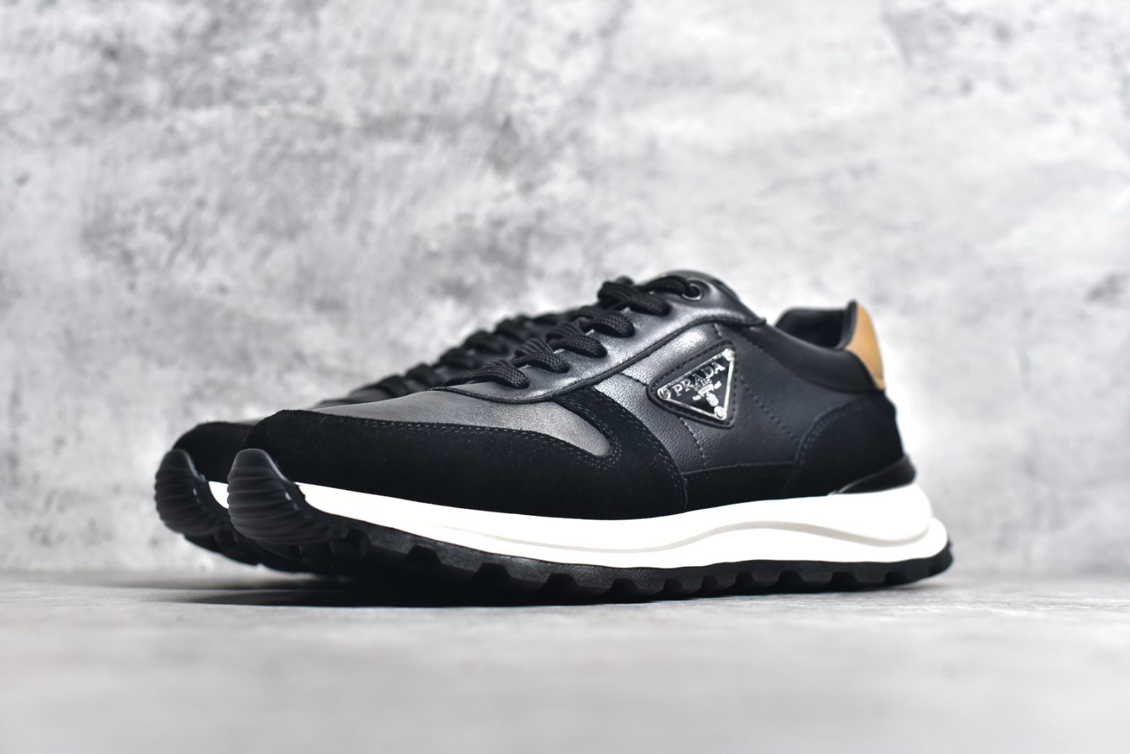图片[2]-#意大利高奢品牌·普拉达Prada Cloudbust Thunder Low Sneakers 老爹百搭休闲运动男鞋系列 #广东大厂品质 专柜同步 新款Prada Cloudbust Thunder运动鞋设计以雕塑感设计重新演绎PRADA男士风格，搭配牛反绒皮和轻质橡胶发泡鞋底，独具时尚个性风格。大气个性更潮更抢眼更追求档次，它将颠覆旧念，与您共度时尚潮人必备! 面料采用原版进口小牛皮 牛皮内里垫脚 橡胶发泡大底 轻便防滑耐磨 脚感舒适 款式耐看做工精细 配以简洁利落的鞋楦 彰显男人的果敢和硬朗 尺码：39-44（皮鞋码）-选品中心