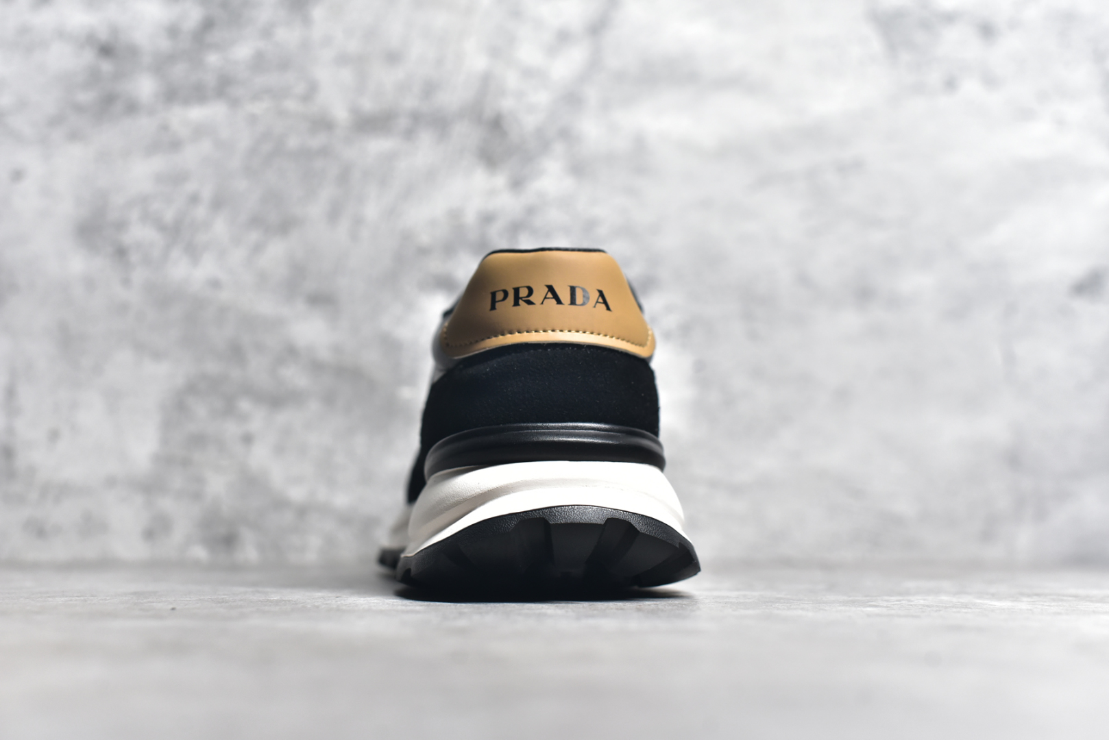 图片[5]-#意大利高奢品牌·普拉达Prada Cloudbust Thunder Low Sneakers 老爹百搭休闲运动男鞋系列 #广东大厂品质 专柜同步 新款Prada Cloudbust Thunder运动鞋设计以雕塑感设计重新演绎PRADA男士风格，搭配牛反绒皮和轻质橡胶发泡鞋底，独具时尚个性风格。大气个性更潮更抢眼更追求档次，它将颠覆旧念，与您共度时尚潮人必备! 面料采用原版进口小牛皮 牛皮内里垫脚 橡胶发泡大底 轻便防滑耐磨 脚感舒适 款式耐看做工精细 配以简洁利落的鞋楦 彰显男人的果敢和硬朗 尺码：39-44（皮鞋码）-选品中心