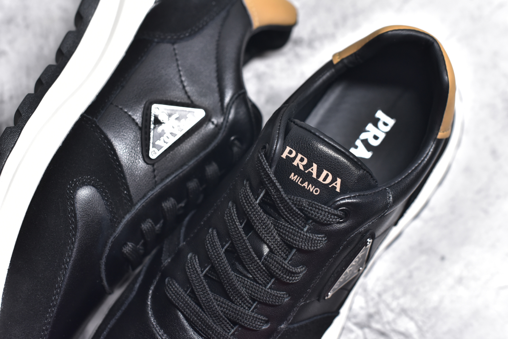 图片[9]-#意大利高奢品牌·普拉达Prada Cloudbust Thunder Low Sneakers 老爹百搭休闲运动男鞋系列 #广东大厂品质 专柜同步 新款Prada Cloudbust Thunder运动鞋设计以雕塑感设计重新演绎PRADA男士风格，搭配牛反绒皮和轻质橡胶发泡鞋底，独具时尚个性风格。大气个性更潮更抢眼更追求档次，它将颠覆旧念，与您共度时尚潮人必备! 面料采用原版进口小牛皮 牛皮内里垫脚 橡胶发泡大底 轻便防滑耐磨 脚感舒适 款式耐看做工精细 配以简洁利落的鞋楦 彰显男人的果敢和硬朗 尺码：39-44（皮鞋码）-选品中心