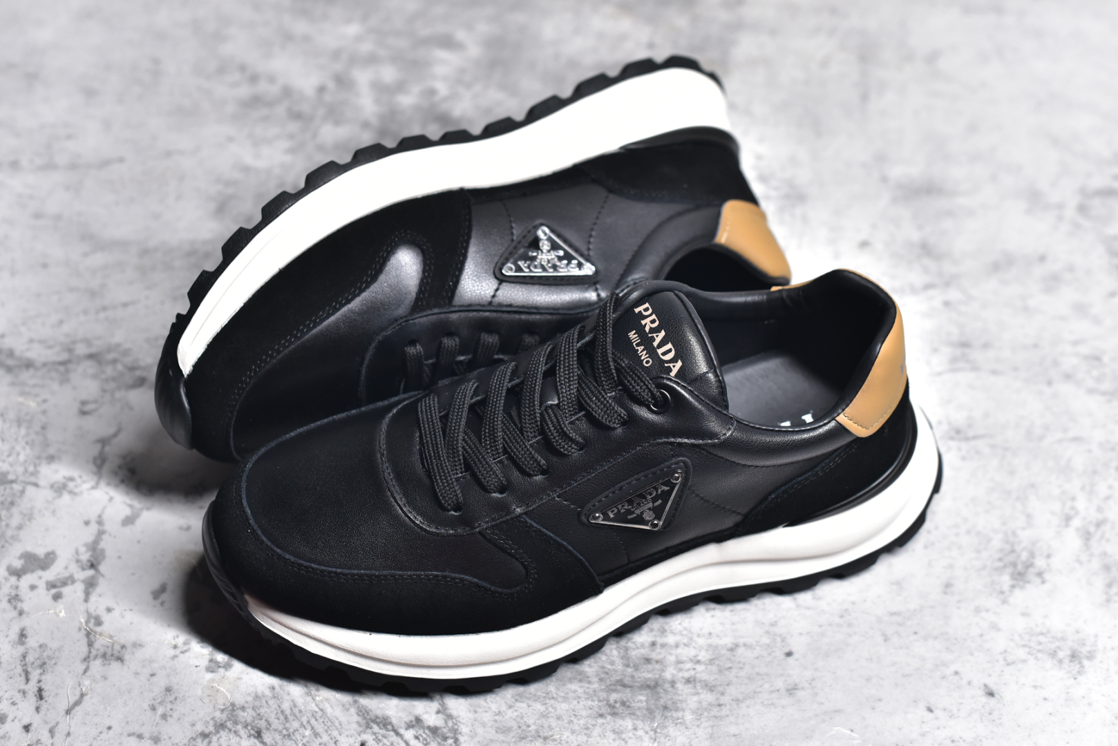 图片[7]-#意大利高奢品牌·普拉达Prada Cloudbust Thunder Low Sneakers 老爹百搭休闲运动男鞋系列 #广东大厂品质 专柜同步 新款Prada Cloudbust Thunder运动鞋设计以雕塑感设计重新演绎PRADA男士风格，搭配牛反绒皮和轻质橡胶发泡鞋底，独具时尚个性风格。大气个性更潮更抢眼更追求档次，它将颠覆旧念，与您共度时尚潮人必备! 面料采用原版进口小牛皮 牛皮内里垫脚 橡胶发泡大底 轻便防滑耐磨 脚感舒适 款式耐看做工精细 配以简洁利落的鞋楦 彰显男人的果敢和硬朗 尺码：39-44（皮鞋码）-选品中心