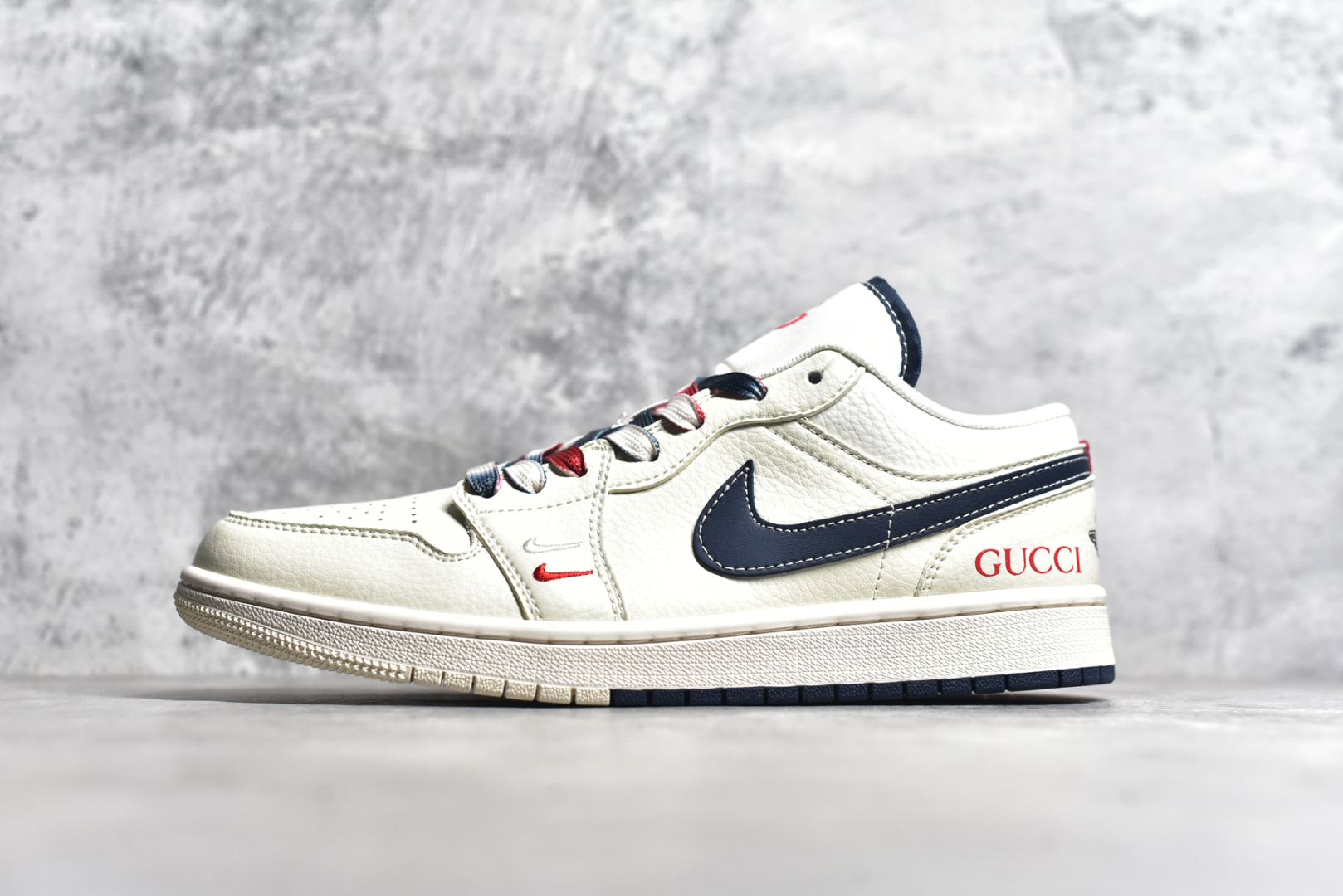 #Air Jordan 1 Low AJ1 乔1 古驰联名 米蓝勾双拼 高端定制 低帮复古篮球鞋 FC1688-198 #定制鞋盒 大厂纯原品质出货 超高清洁度 皮料切割干净无任何毛边 细节完美 尺码：36 36.5 37.5 38 38.5 39 40 40.5 41 42 42.5 43 44 44.5 45-选品中心