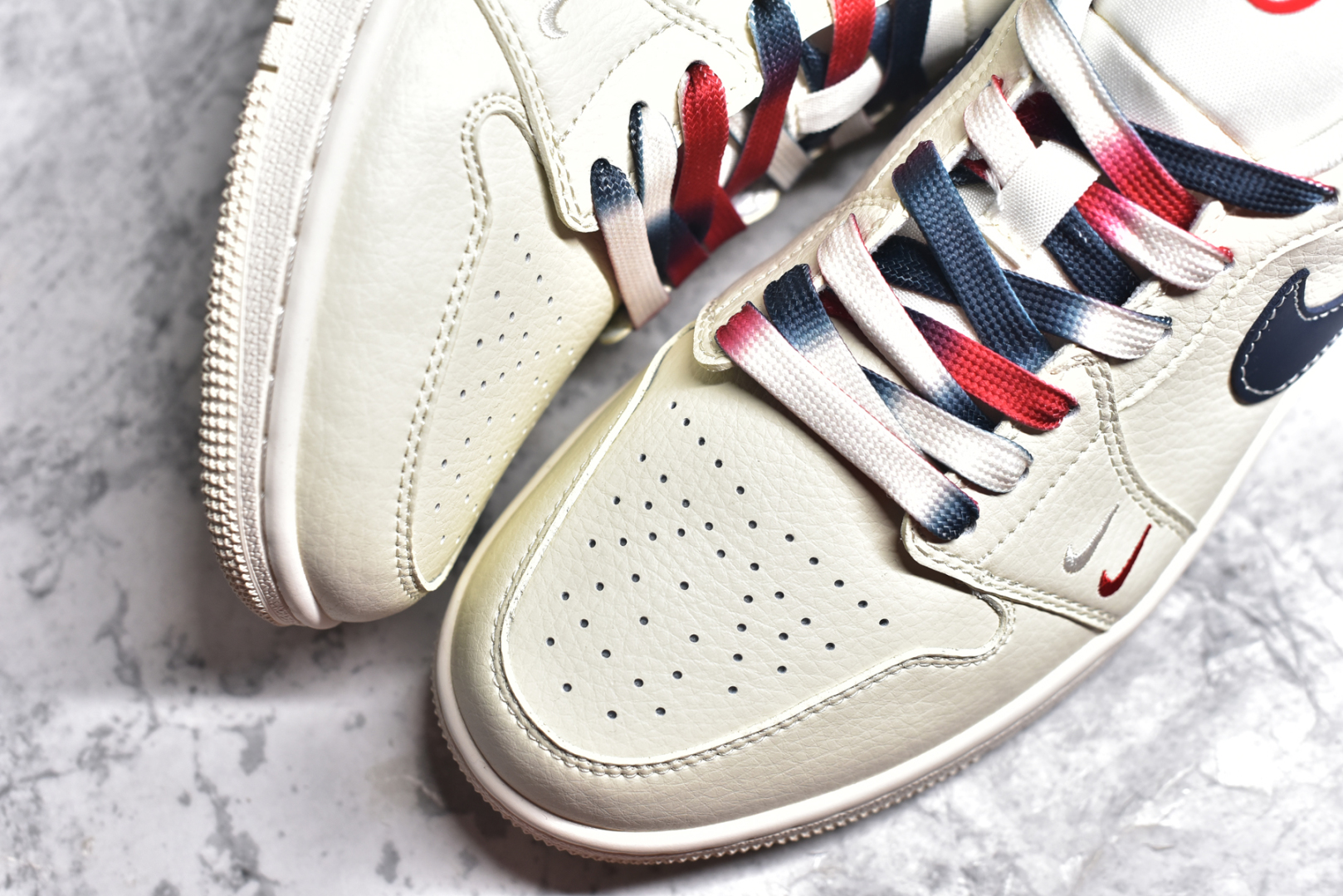 图片[8]-#Air Jordan 1 Low AJ1 乔1 古驰联名 米蓝勾双拼 高端定制 低帮复古篮球鞋 FC1688-198 #定制鞋盒 大厂纯原品质出货 超高清洁度 皮料切割干净无任何毛边 细节完美 尺码：36 36.5 37.5 38 38.5 39 40 40.5 41 42 42.5 43 44 44.5 45-选品中心