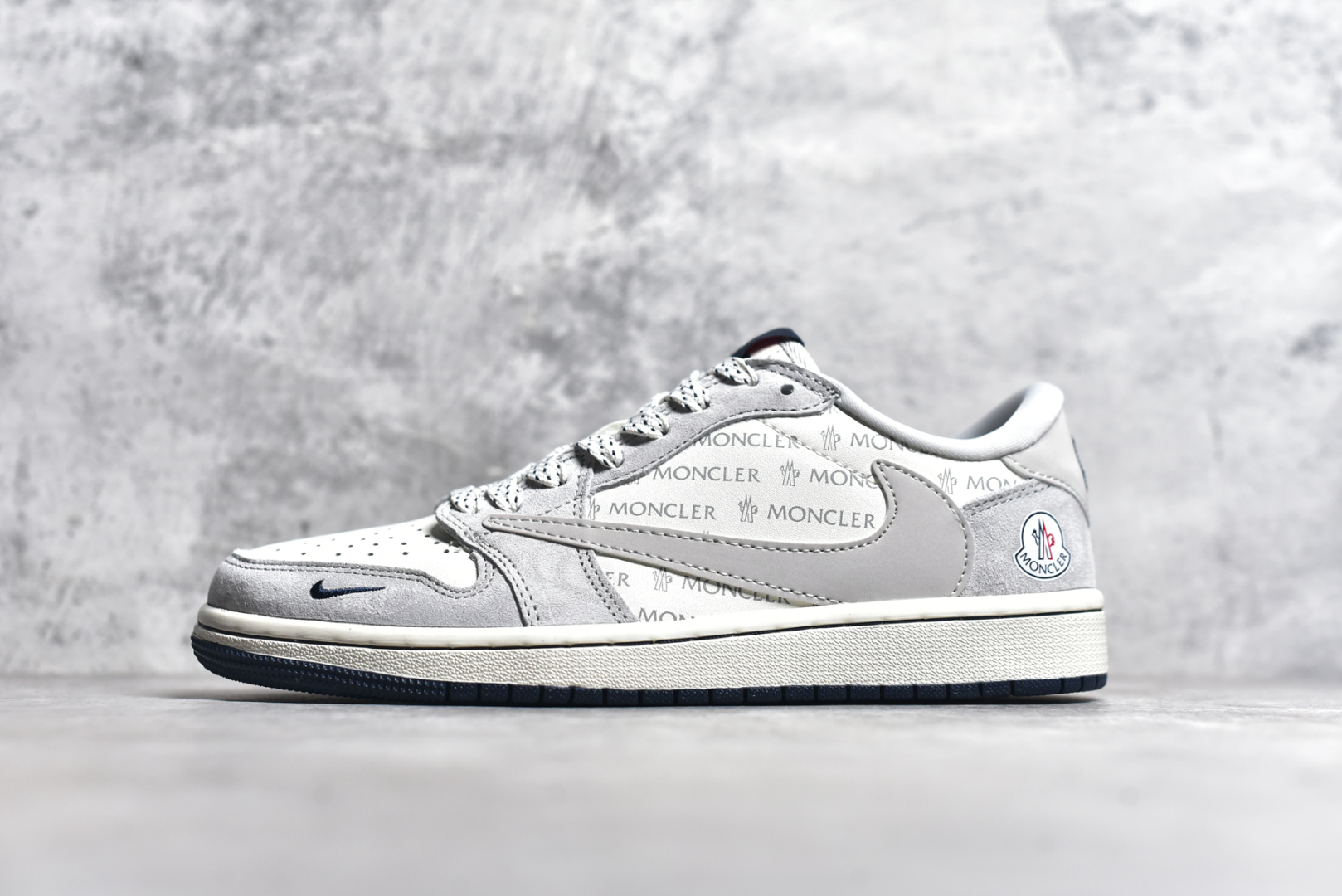 #Travis Scott x Fragment Design x Air Jordan 1 Low OG SP AJ1 乔1 蒙口联名 白灰英文 低帮文化休闲板鞋 AG3702-806 #多方联名合作融合了Travis Scott 独特的音乐风格，藤原浩个性的设计风格以及Jordan品牌的经典元素 使其成为一双具有独特身份和价值的鞋子 清新而立体的外观加上联名标识更突出了其独特身份 这种配色方案显示出活力和时尚感 在视觉上引人注目 鞋身的质感和细腻的细节处理使其显得高端而格调十足 这款“倒钩”联名是设计与创意完美结合 融合多方的个性风格是一款备受瞩目的潮流鞋款 尺码：36 36.5 37.5 38 38.5 39 40 40.5 41 42 42.5 43 44 44.5 45-选品中心