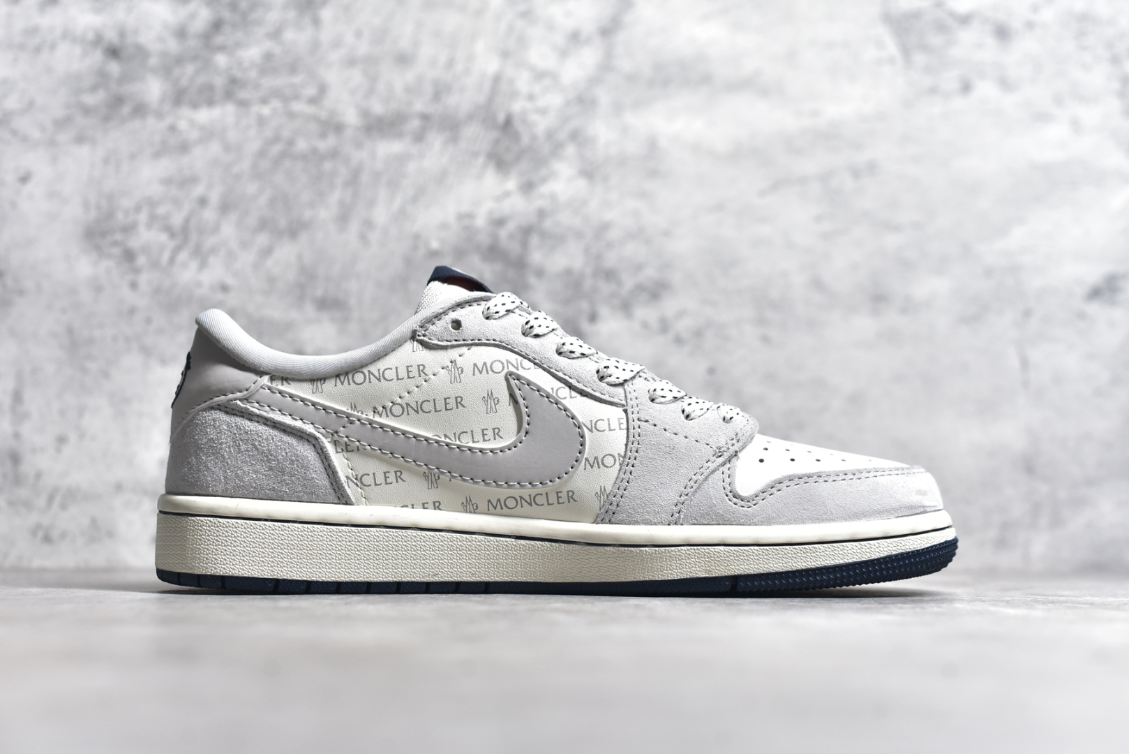 图片[3]-#Travis Scott x Fragment Design x Air Jordan 1 Low OG SP AJ1 乔1 蒙口联名 白灰英文 低帮文化休闲板鞋 AG3702-806 #多方联名合作融合了Travis Scott 独特的音乐风格，藤原浩个性的设计风格以及Jordan品牌的经典元素 使其成为一双具有独特身份和价值的鞋子 清新而立体的外观加上联名标识更突出了其独特身份 这种配色方案显示出活力和时尚感 在视觉上引人注目 鞋身的质感和细腻的细节处理使其显得高端而格调十足 这款“倒钩”联名是设计与创意完美结合 融合多方的个性风格是一款备受瞩目的潮流鞋款 尺码：36 36.5 37.5 38 38.5 39 40 40.5 41 42 42.5 43 44 44.5 45-选品中心