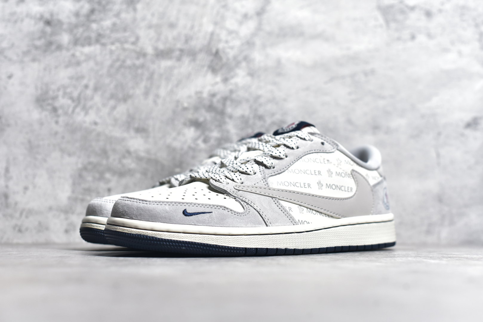 图片[2]-#Travis Scott x Fragment Design x Air Jordan 1 Low OG SP AJ1 乔1 蒙口联名 白灰英文 低帮文化休闲板鞋 AG3702-806 #多方联名合作融合了Travis Scott 独特的音乐风格，藤原浩个性的设计风格以及Jordan品牌的经典元素 使其成为一双具有独特身份和价值的鞋子 清新而立体的外观加上联名标识更突出了其独特身份 这种配色方案显示出活力和时尚感 在视觉上引人注目 鞋身的质感和细腻的细节处理使其显得高端而格调十足 这款“倒钩”联名是设计与创意完美结合 融合多方的个性风格是一款备受瞩目的潮流鞋款 尺码：36 36.5 37.5 38 38.5 39 40 40.5 41 42 42.5 43 44 44.5 45-选品中心