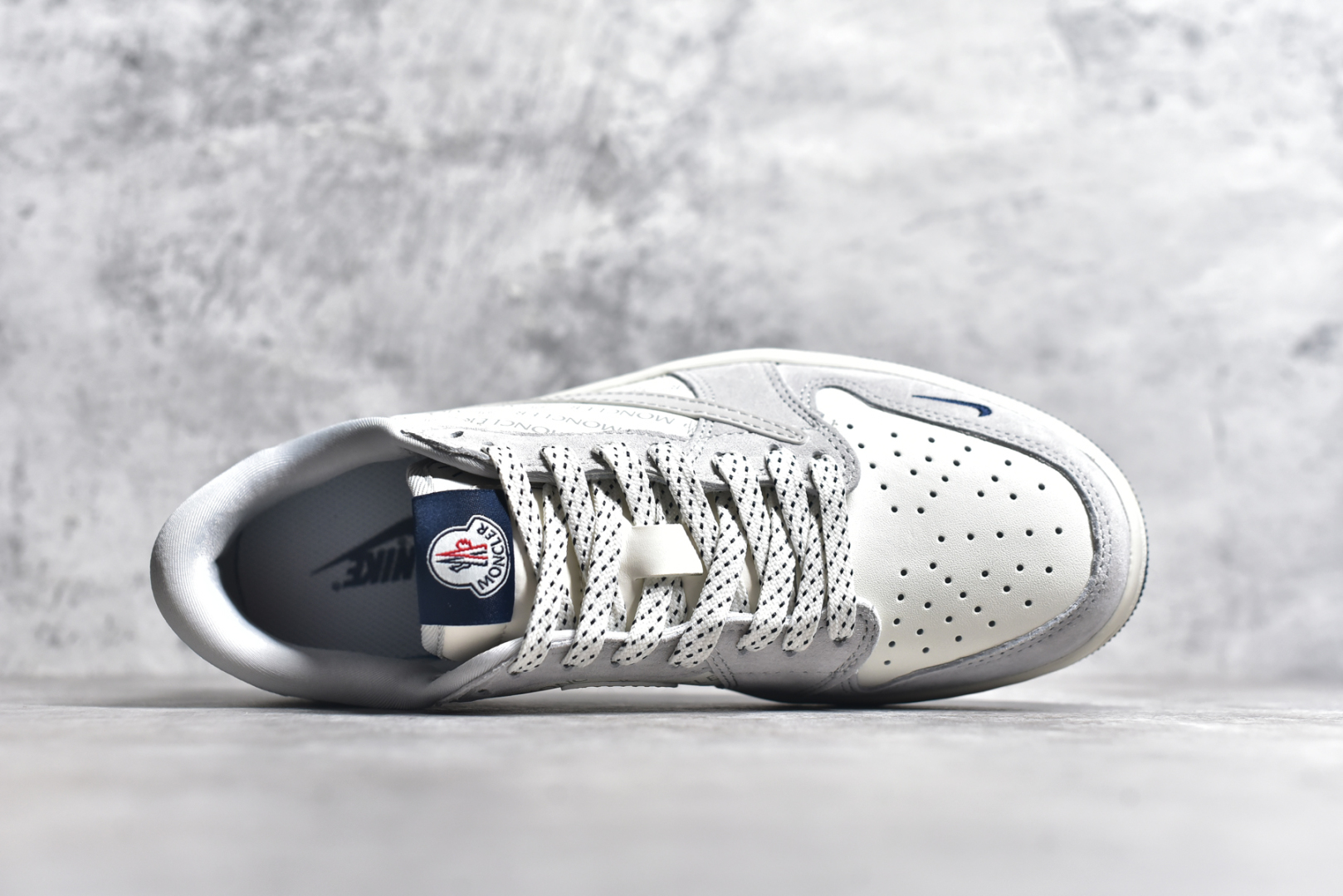 图片[4]-#Travis Scott x Fragment Design x Air Jordan 1 Low OG SP AJ1 乔1 蒙口联名 白灰英文 低帮文化休闲板鞋 AG3702-806 #多方联名合作融合了Travis Scott 独特的音乐风格，藤原浩个性的设计风格以及Jordan品牌的经典元素 使其成为一双具有独特身份和价值的鞋子 清新而立体的外观加上联名标识更突出了其独特身份 这种配色方案显示出活力和时尚感 在视觉上引人注目 鞋身的质感和细腻的细节处理使其显得高端而格调十足 这款“倒钩”联名是设计与创意完美结合 融合多方的个性风格是一款备受瞩目的潮流鞋款 尺码：36 36.5 37.5 38 38.5 39 40 40.5 41 42 42.5 43 44 44.5 45-选品中心