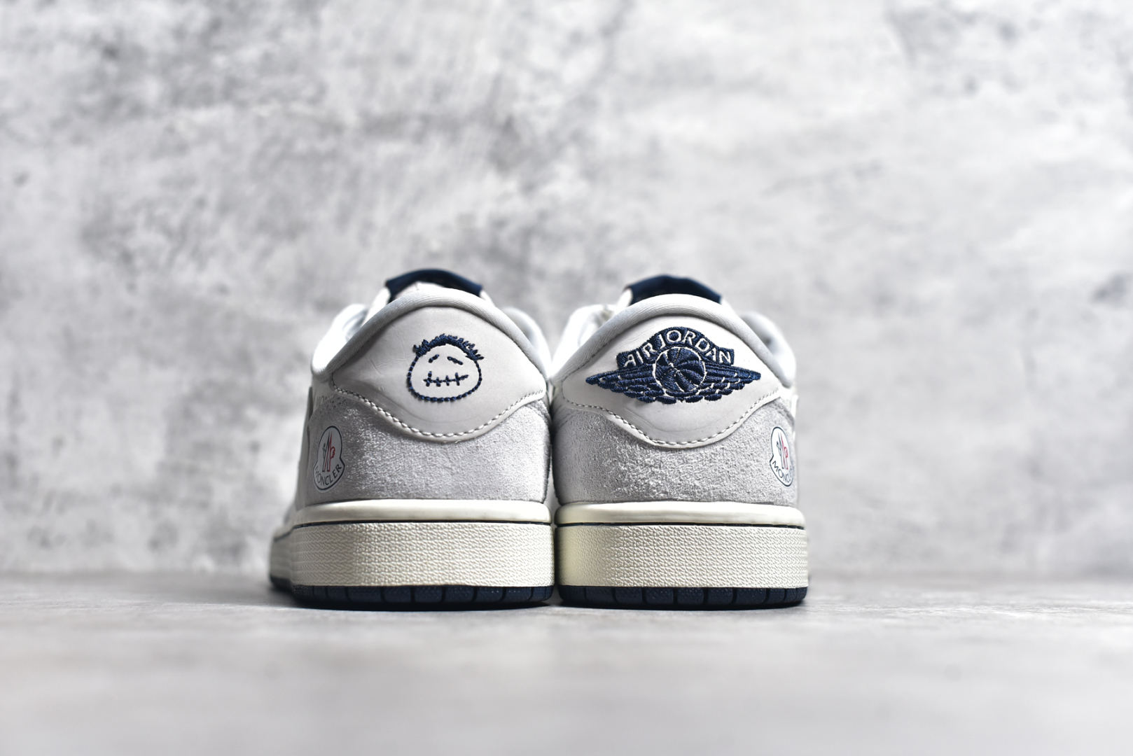 图片[5]-#Travis Scott x Fragment Design x Air Jordan 1 Low OG SP AJ1 乔1 蒙口联名 白灰英文 低帮文化休闲板鞋 AG3702-806 #多方联名合作融合了Travis Scott 独特的音乐风格，藤原浩个性的设计风格以及Jordan品牌的经典元素 使其成为一双具有独特身份和价值的鞋子 清新而立体的外观加上联名标识更突出了其独特身份 这种配色方案显示出活力和时尚感 在视觉上引人注目 鞋身的质感和细腻的细节处理使其显得高端而格调十足 这款“倒钩”联名是设计与创意完美结合 融合多方的个性风格是一款备受瞩目的潮流鞋款 尺码：36 36.5 37.5 38 38.5 39 40 40.5 41 42 42.5 43 44 44.5 45-选品中心