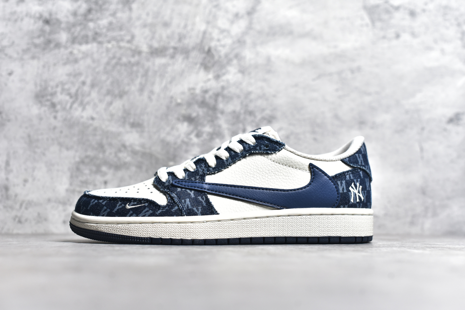 #Travis Scott x Fragment Design x Air Jordan 1 Low OG SP AJ1 乔1 MLB联名 白蓝牛仔 低帮文化休闲板鞋 DM7866-051 #多方联名合作融合了Travis Scott 独特的音乐风格，藤原浩个性的设计风格以及Jordan品牌的经典元素 使其成为一双具有独特身份和价值的鞋子 清新而立体的外观加上联名标识更突出了其独特身份 这种配色方案显示出活力和时尚感 在视觉上引人注目 鞋身的质感和细腻的细节处理使其显得高端而格调十足 这款“倒钩”联名是设计与创意完美结合 融合多方的个性风格是一款备受瞩目的潮流鞋款 尺码：36 36.5 37.5 38 38.5 39 40 40.5 41 42 42.5 43 44 44.5 45-选品中心