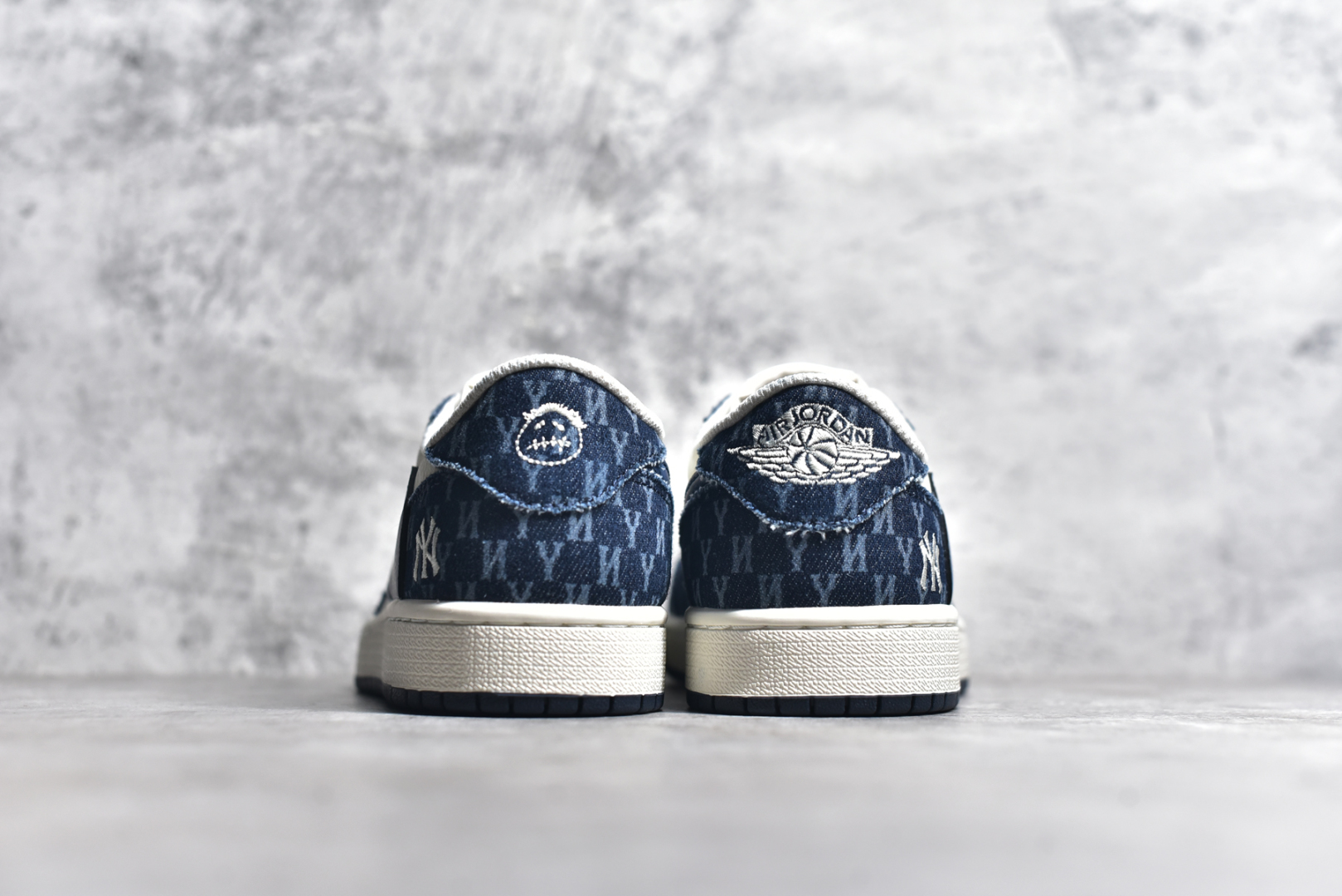 图片[5]-#Travis Scott x Fragment Design x Air Jordan 1 Low OG SP AJ1 乔1 MLB联名 白蓝牛仔 低帮文化休闲板鞋 DM7866-051 #多方联名合作融合了Travis Scott 独特的音乐风格，藤原浩个性的设计风格以及Jordan品牌的经典元素 使其成为一双具有独特身份和价值的鞋子 清新而立体的外观加上联名标识更突出了其独特身份 这种配色方案显示出活力和时尚感 在视觉上引人注目 鞋身的质感和细腻的细节处理使其显得高端而格调十足 这款“倒钩”联名是设计与创意完美结合 融合多方的个性风格是一款备受瞩目的潮流鞋款 尺码：36 36.5 37.5 38 38.5 39 40 40.5 41 42 42.5 43 44 44.5 45-选品中心