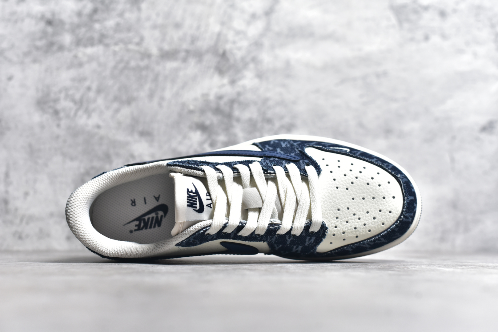 图片[4]-#Travis Scott x Fragment Design x Air Jordan 1 Low OG SP AJ1 乔1 MLB联名 白蓝牛仔 低帮文化休闲板鞋 DM7866-051 #多方联名合作融合了Travis Scott 独特的音乐风格，藤原浩个性的设计风格以及Jordan品牌的经典元素 使其成为一双具有独特身份和价值的鞋子 清新而立体的外观加上联名标识更突出了其独特身份 这种配色方案显示出活力和时尚感 在视觉上引人注目 鞋身的质感和细腻的细节处理使其显得高端而格调十足 这款“倒钩”联名是设计与创意完美结合 融合多方的个性风格是一款备受瞩目的潮流鞋款 尺码：36 36.5 37.5 38 38.5 39 40 40.5 41 42 42.5 43 44 44.5 45-选品中心
