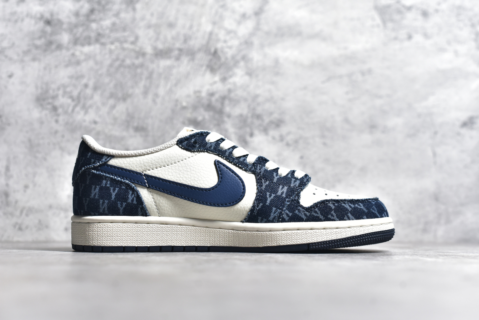 图片[3]-#Travis Scott x Fragment Design x Air Jordan 1 Low OG SP AJ1 乔1 MLB联名 白蓝牛仔 低帮文化休闲板鞋 DM7866-051 #多方联名合作融合了Travis Scott 独特的音乐风格，藤原浩个性的设计风格以及Jordan品牌的经典元素 使其成为一双具有独特身份和价值的鞋子 清新而立体的外观加上联名标识更突出了其独特身份 这种配色方案显示出活力和时尚感 在视觉上引人注目 鞋身的质感和细腻的细节处理使其显得高端而格调十足 这款“倒钩”联名是设计与创意完美结合 融合多方的个性风格是一款备受瞩目的潮流鞋款 尺码：36 36.5 37.5 38 38.5 39 40 40.5 41 42 42.5 43 44 44.5 45-选品中心