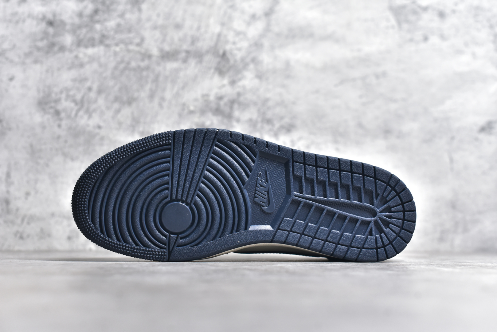 图片[6]-#Travis Scott x Fragment Design x Air Jordan 1 Low OG SP AJ1 乔1 MLB联名 白蓝牛仔 低帮文化休闲板鞋 DM7866-051 #多方联名合作融合了Travis Scott 独特的音乐风格，藤原浩个性的设计风格以及Jordan品牌的经典元素 使其成为一双具有独特身份和价值的鞋子 清新而立体的外观加上联名标识更突出了其独特身份 这种配色方案显示出活力和时尚感 在视觉上引人注目 鞋身的质感和细腻的细节处理使其显得高端而格调十足 这款“倒钩”联名是设计与创意完美结合 融合多方的个性风格是一款备受瞩目的潮流鞋款 尺码：36 36.5 37.5 38 38.5 39 40 40.5 41 42 42.5 43 44 44.5 45-选品中心