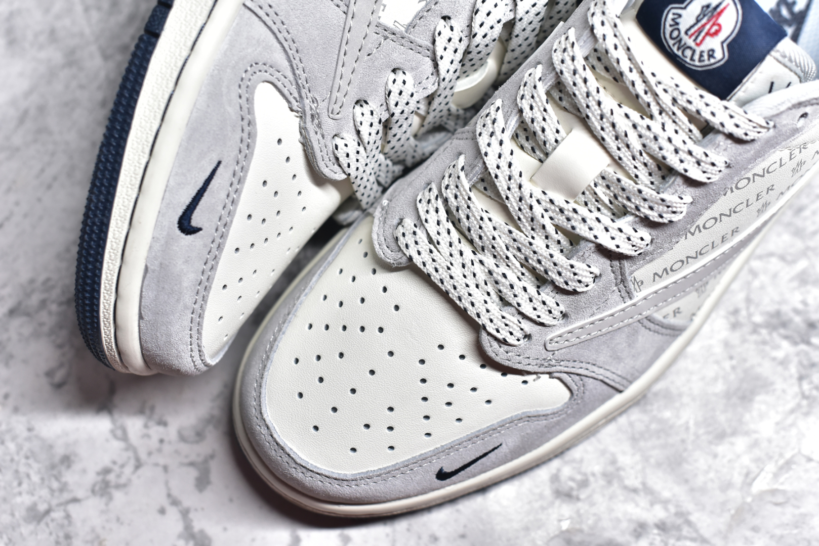 图片[8]-#Travis Scott x Fragment Design x Air Jordan 1 Low OG SP AJ1 乔1 蒙口联名 白灰英文 低帮文化休闲板鞋 AG3702-806 #多方联名合作融合了Travis Scott 独特的音乐风格，藤原浩个性的设计风格以及Jordan品牌的经典元素 使其成为一双具有独特身份和价值的鞋子 清新而立体的外观加上联名标识更突出了其独特身份 这种配色方案显示出活力和时尚感 在视觉上引人注目 鞋身的质感和细腻的细节处理使其显得高端而格调十足 这款“倒钩”联名是设计与创意完美结合 融合多方的个性风格是一款备受瞩目的潮流鞋款 尺码：36 36.5 37.5 38 38.5 39 40 40.5 41 42 42.5 43 44 44.5 45-选品中心