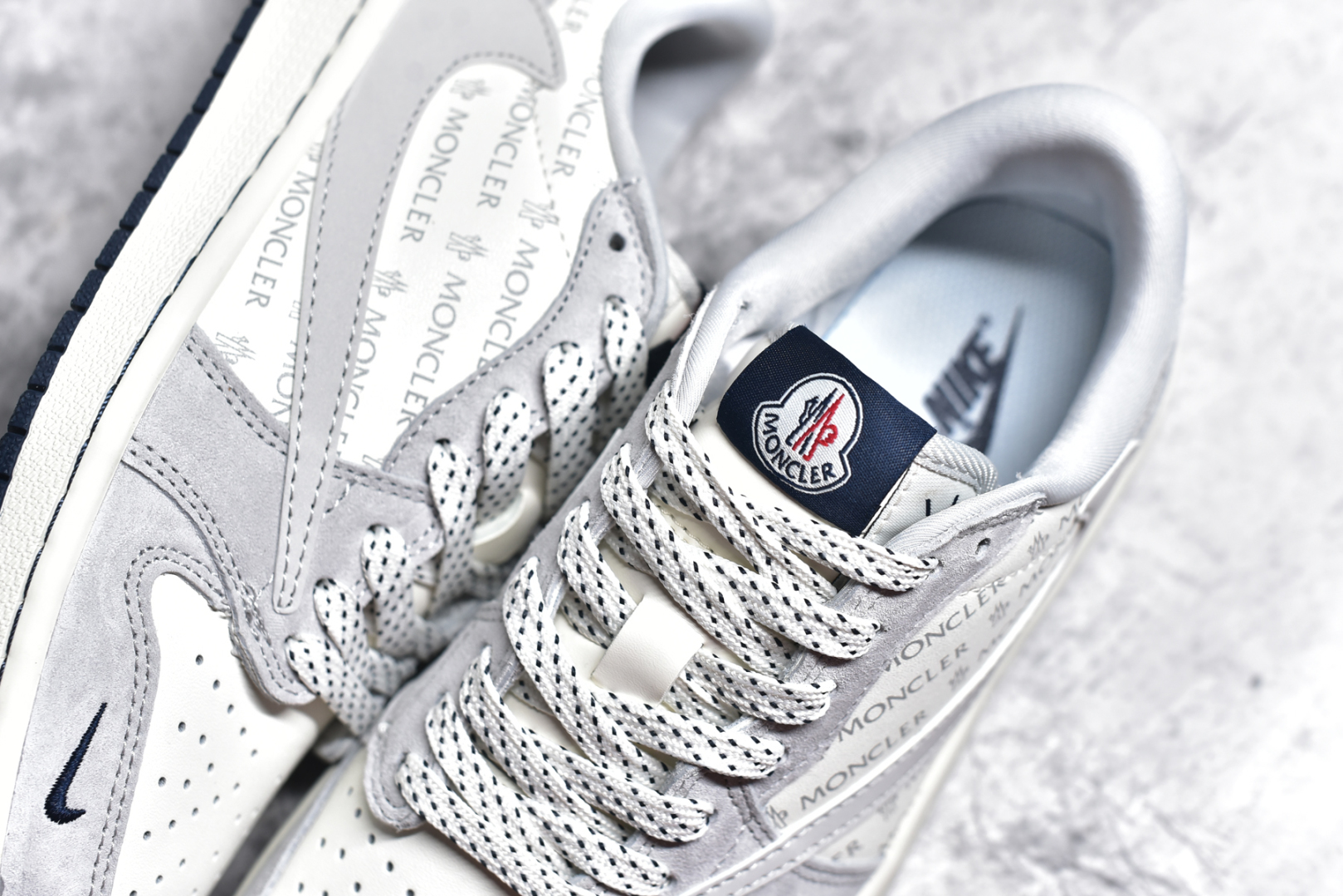 图片[9]-#Travis Scott x Fragment Design x Air Jordan 1 Low OG SP AJ1 乔1 蒙口联名 白灰英文 低帮文化休闲板鞋 AG3702-806 #多方联名合作融合了Travis Scott 独特的音乐风格，藤原浩个性的设计风格以及Jordan品牌的经典元素 使其成为一双具有独特身份和价值的鞋子 清新而立体的外观加上联名标识更突出了其独特身份 这种配色方案显示出活力和时尚感 在视觉上引人注目 鞋身的质感和细腻的细节处理使其显得高端而格调十足 这款“倒钩”联名是设计与创意完美结合 融合多方的个性风格是一款备受瞩目的潮流鞋款 尺码：36 36.5 37.5 38 38.5 39 40 40.5 41 42 42.5 43 44 44.5 45-选品中心