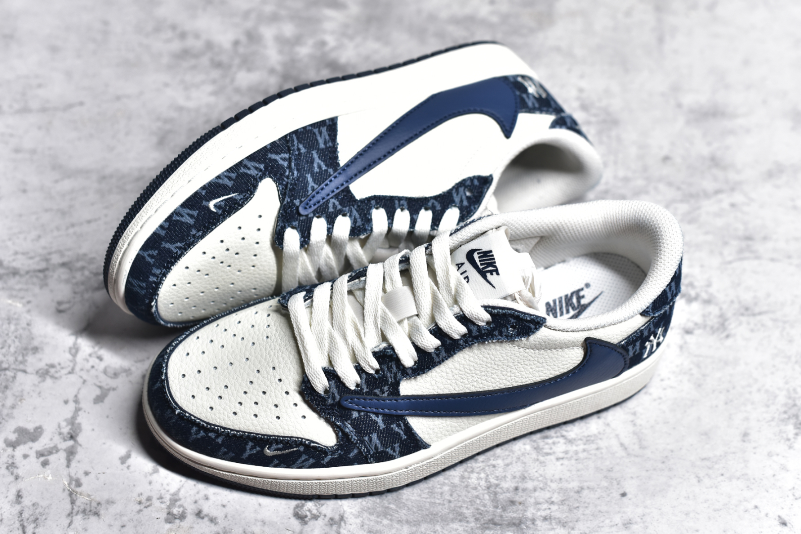 图片[7]-#Travis Scott x Fragment Design x Air Jordan 1 Low OG SP AJ1 乔1 MLB联名 白蓝牛仔 低帮文化休闲板鞋 DM7866-051 #多方联名合作融合了Travis Scott 独特的音乐风格，藤原浩个性的设计风格以及Jordan品牌的经典元素 使其成为一双具有独特身份和价值的鞋子 清新而立体的外观加上联名标识更突出了其独特身份 这种配色方案显示出活力和时尚感 在视觉上引人注目 鞋身的质感和细腻的细节处理使其显得高端而格调十足 这款“倒钩”联名是设计与创意完美结合 融合多方的个性风格是一款备受瞩目的潮流鞋款 尺码：36 36.5 37.5 38 38.5 39 40 40.5 41 42 42.5 43 44 44.5 45-选品中心
